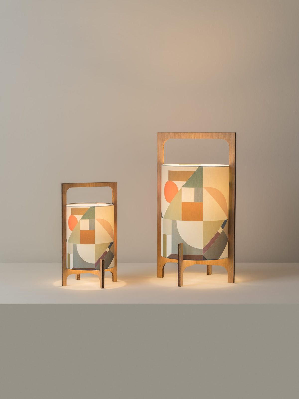 Lámpara portátil pequeña – Milan Khun – estructura en madera de chopo y fresno con pantalla textil, 3 acabados