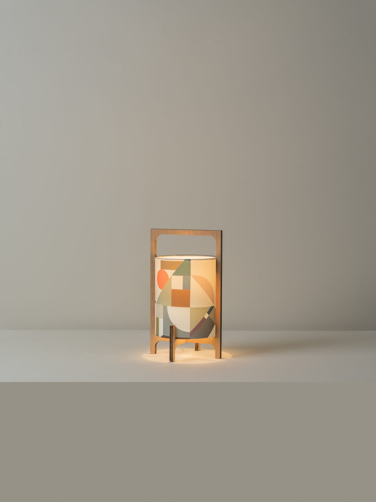 Lámpara portátil pequeña – Milan Khun – estructura en madera de chopo y fresno con pantalla textil, 3 acabados