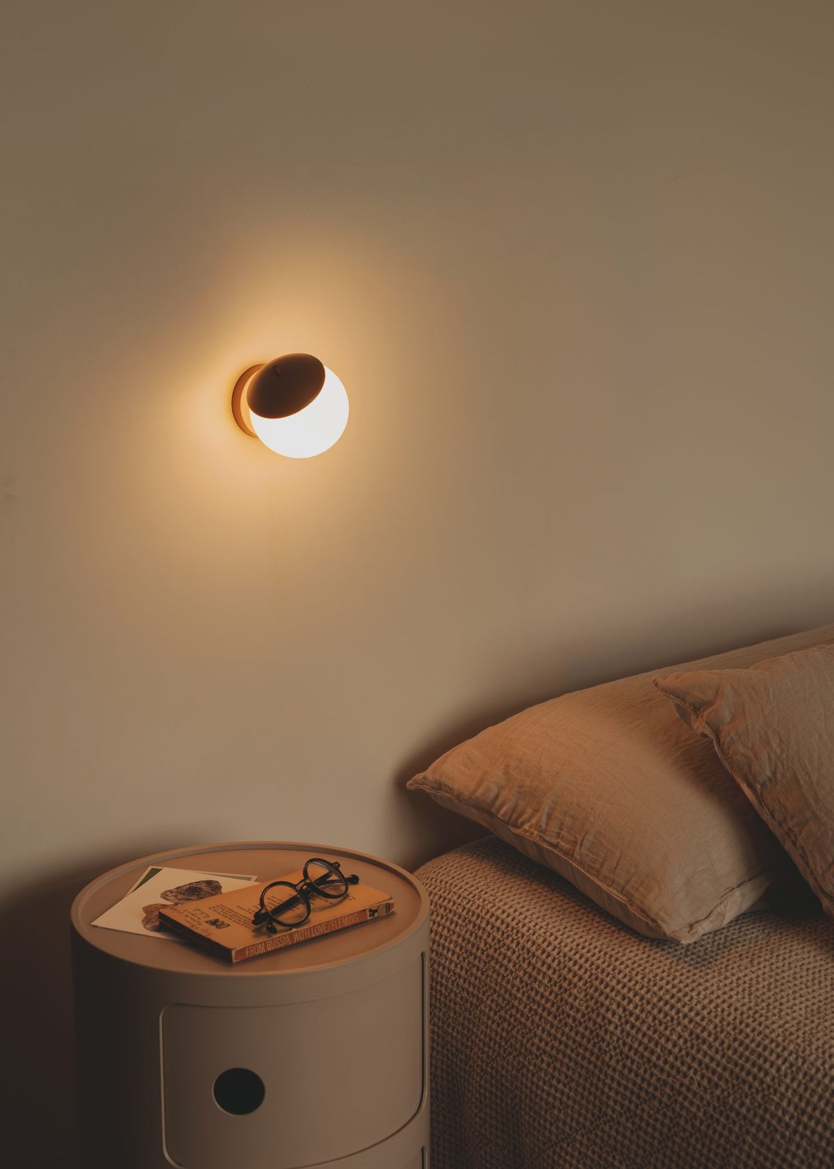 Aplique de pared – Milan Kep – cuerpo de aluminio estampado y lacado, 4 acabados