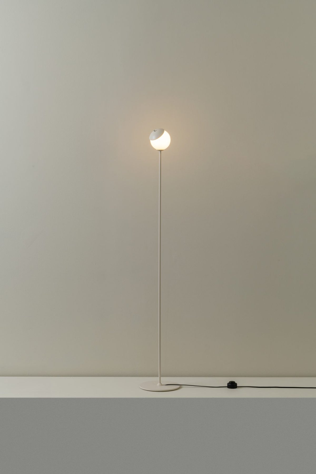 Lámpara de pie de salón – Milan Kep – cuerpo de aluminio estampado y lacado, 4 acabados