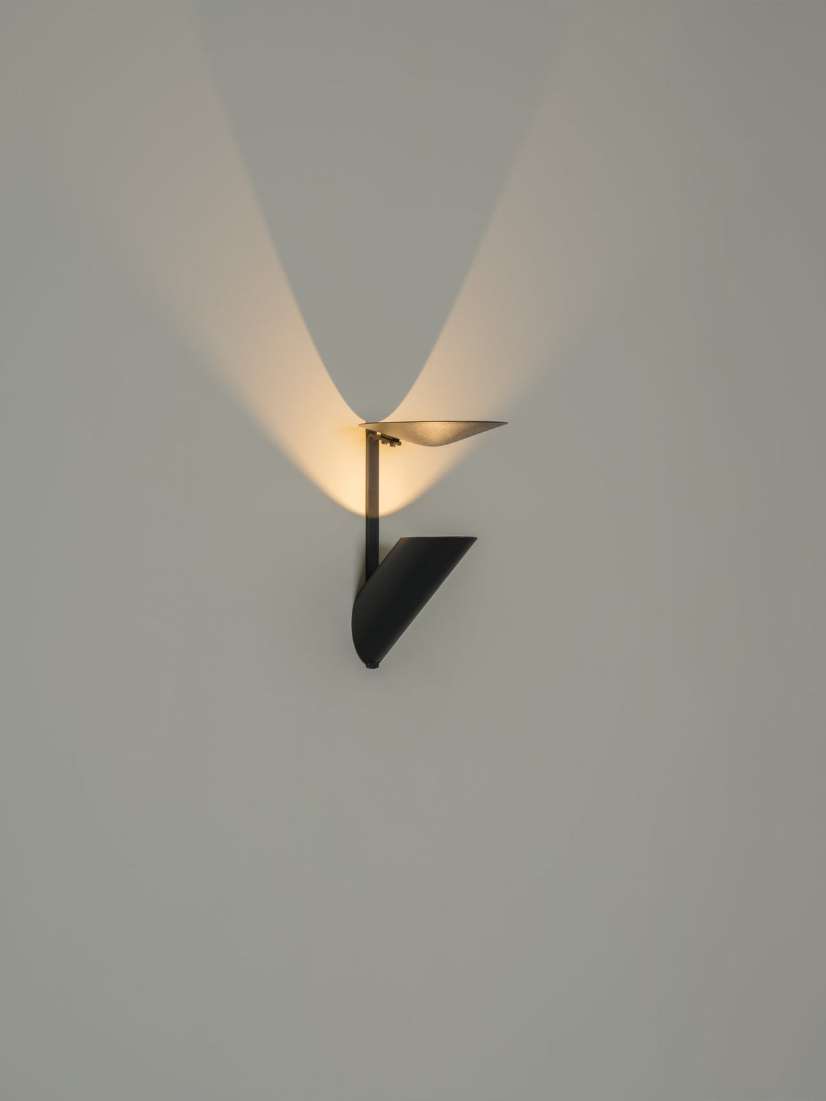 Aplique de pared – Milan Mokka – cuerpo de acero estampado, 3 acabados