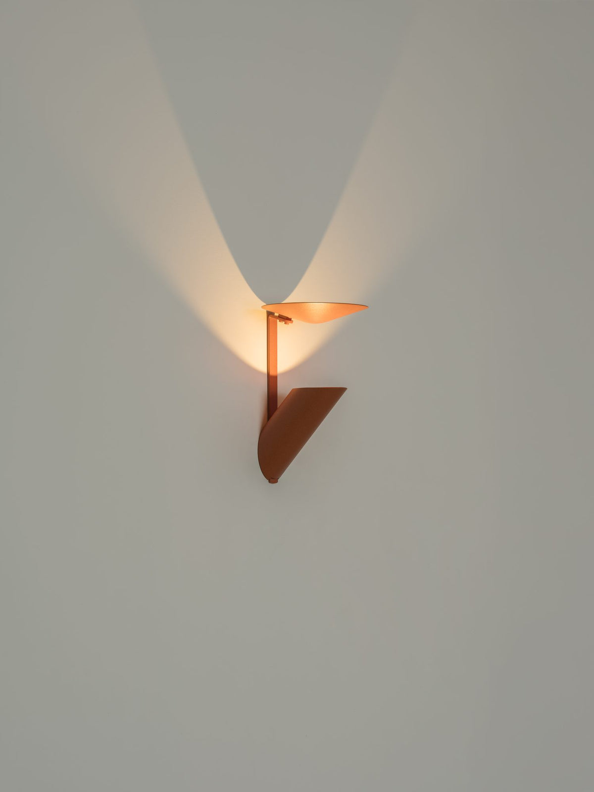 Aplique de pared – Milan Mokka – cuerpo de acero estampado, 3 acabados