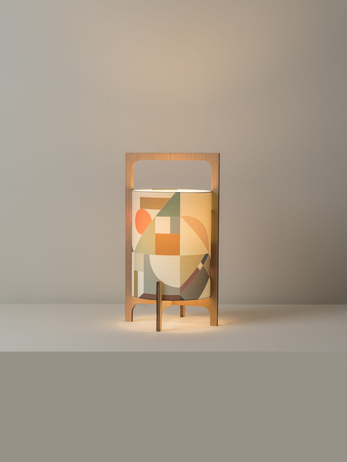Lámpara portátil grande – Milan Khun – estructura en madera de chopo y fresno con pantalla textil, 3 acabados