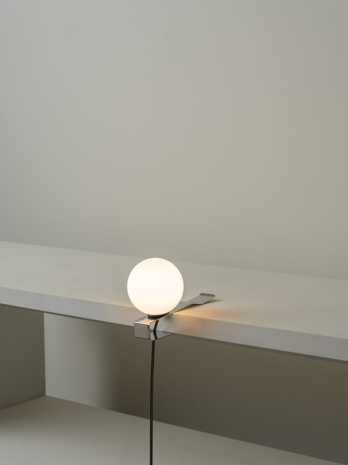 Lámpara de pinza para aplique o sobremesa – Milan Grip – cuerpo mecanizado en acero inoxidable con pantalla de cristal opal, 3 acabados