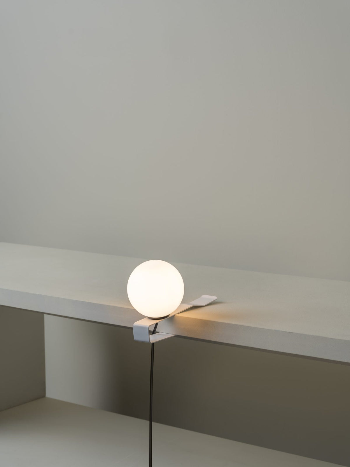 Lámpara de pinza para aplique o sobremesa – Milan Grip – cuerpo mecanizado en acero inoxidable con pantalla de cristal opal, 3 acabados