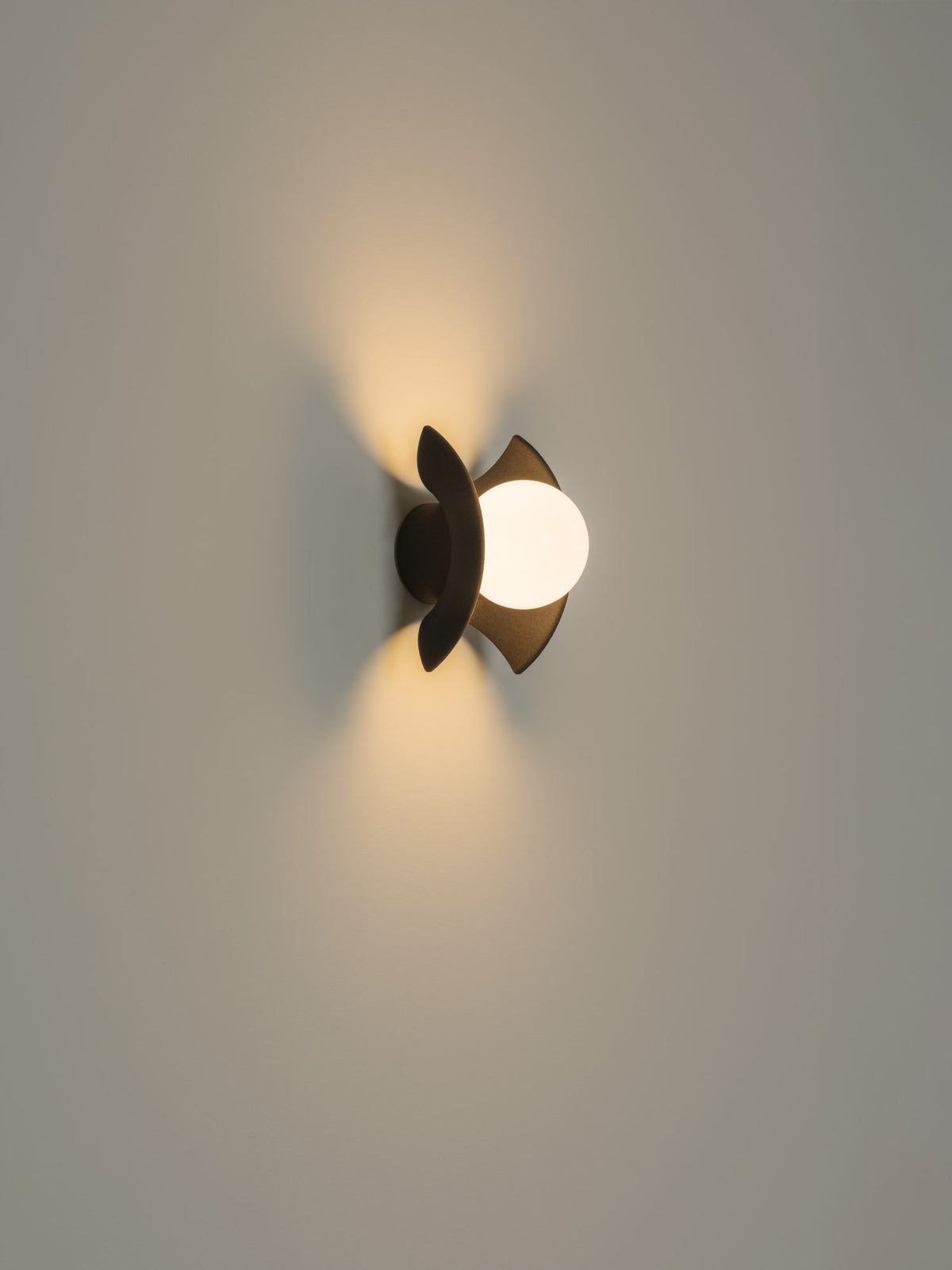Aplique de pared – Milan Solna – revestido en arena de cuarzo negro 3D
