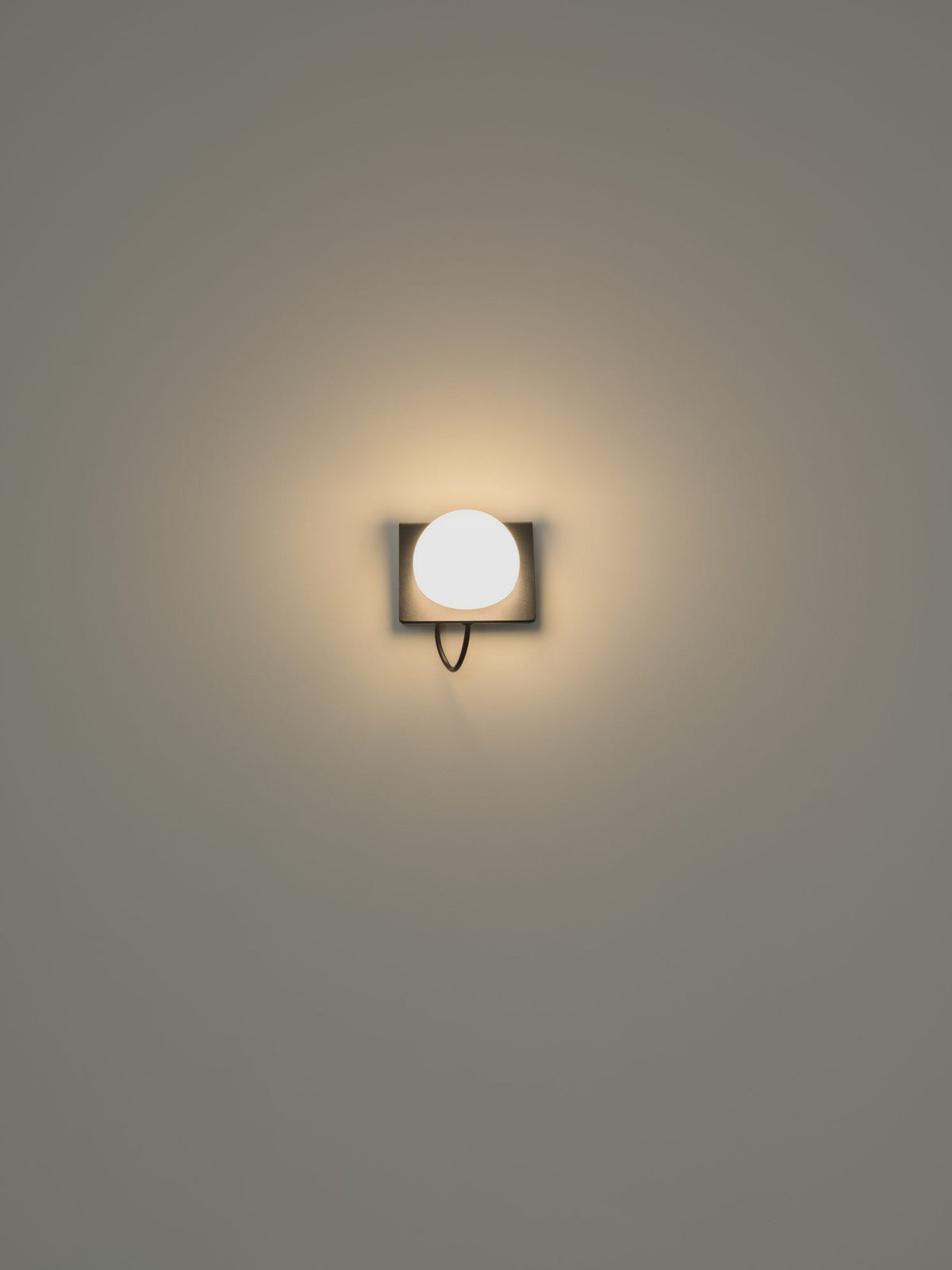 Aplique de pared pequeño – Milan Fold – cuerpo de acero plegado con cristal opal, 3 acabados