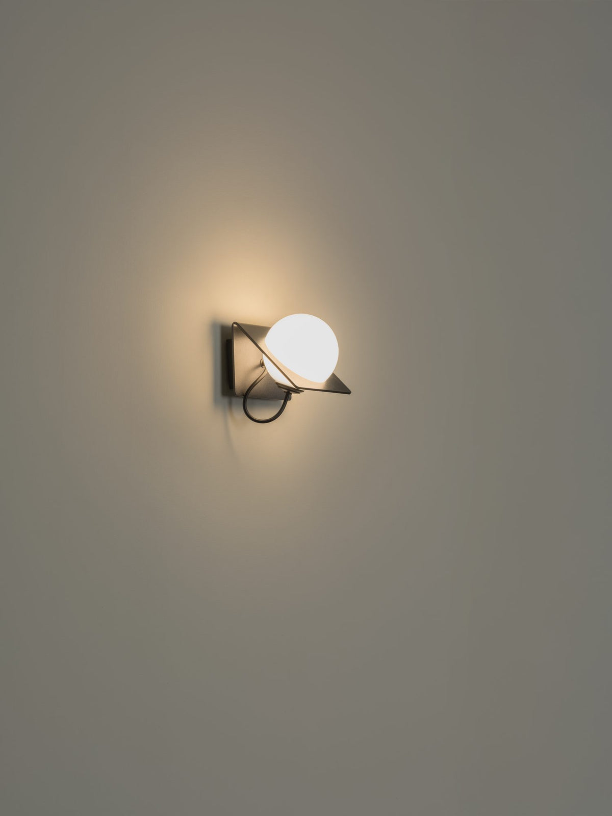 Aplique de pared pequeño – Milan Fold – cuerpo de acero plegado con cristal opal, 3 acabados