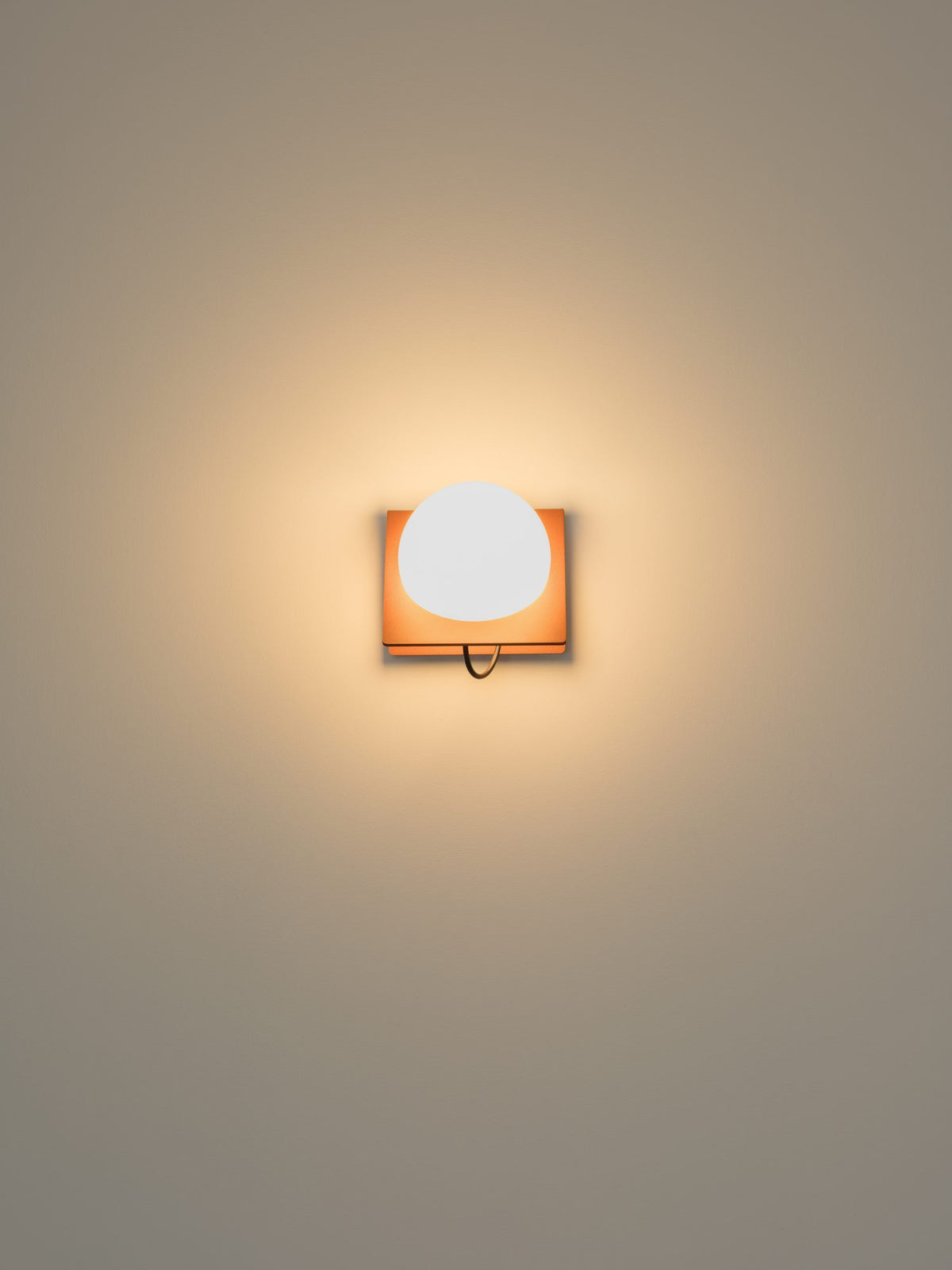 Aplique de pared grande – Milan Fold – cuerpo de acero plegado con cristal opal, 3 acabados