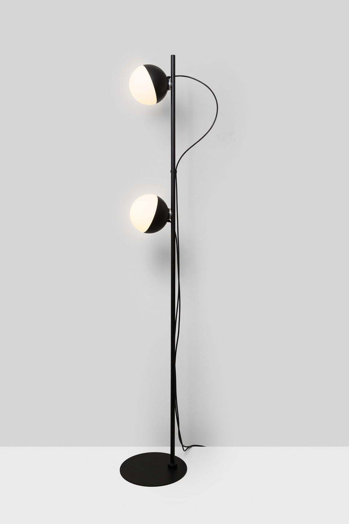 Lámpara de pie de salón Ø16 cm – Milan Half – diseño escultórico giratorio, acabado negro texturado