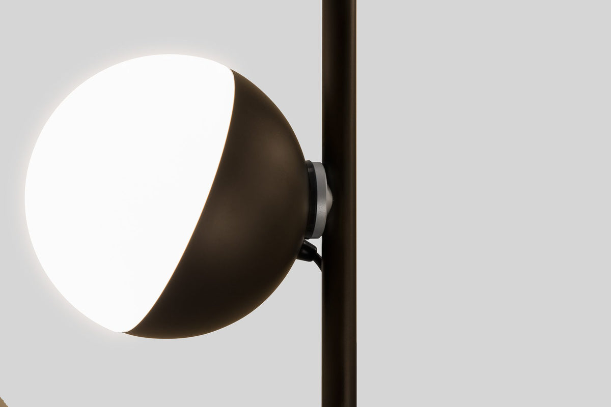 Lámpara de pie de salón Ø16 cm – Milan Half – diseño escultórico giratorio, acabado negro texturado