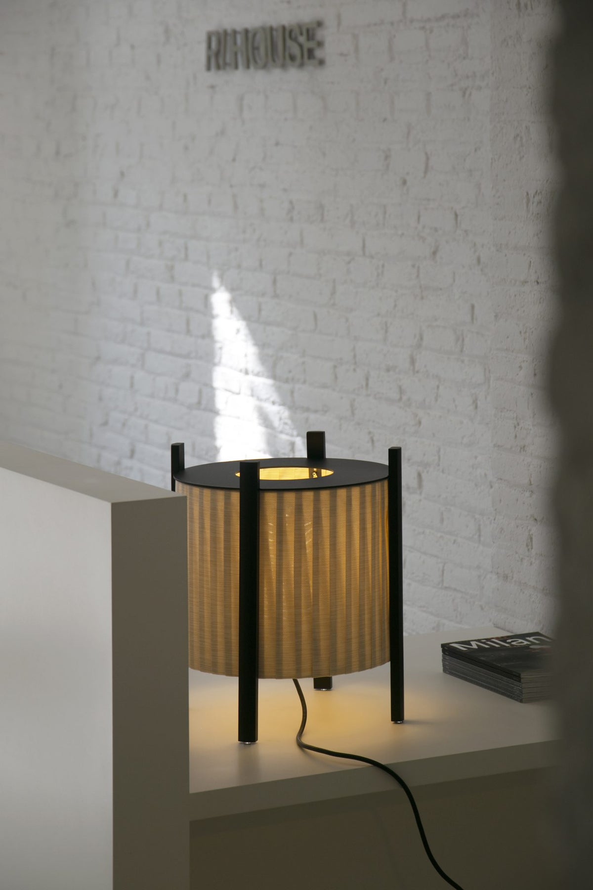 Lámpara de pie de exterior – Milan Rol – diseño cilíndrico en vidrio soplado con patas de madera de iroko, 2 acabados