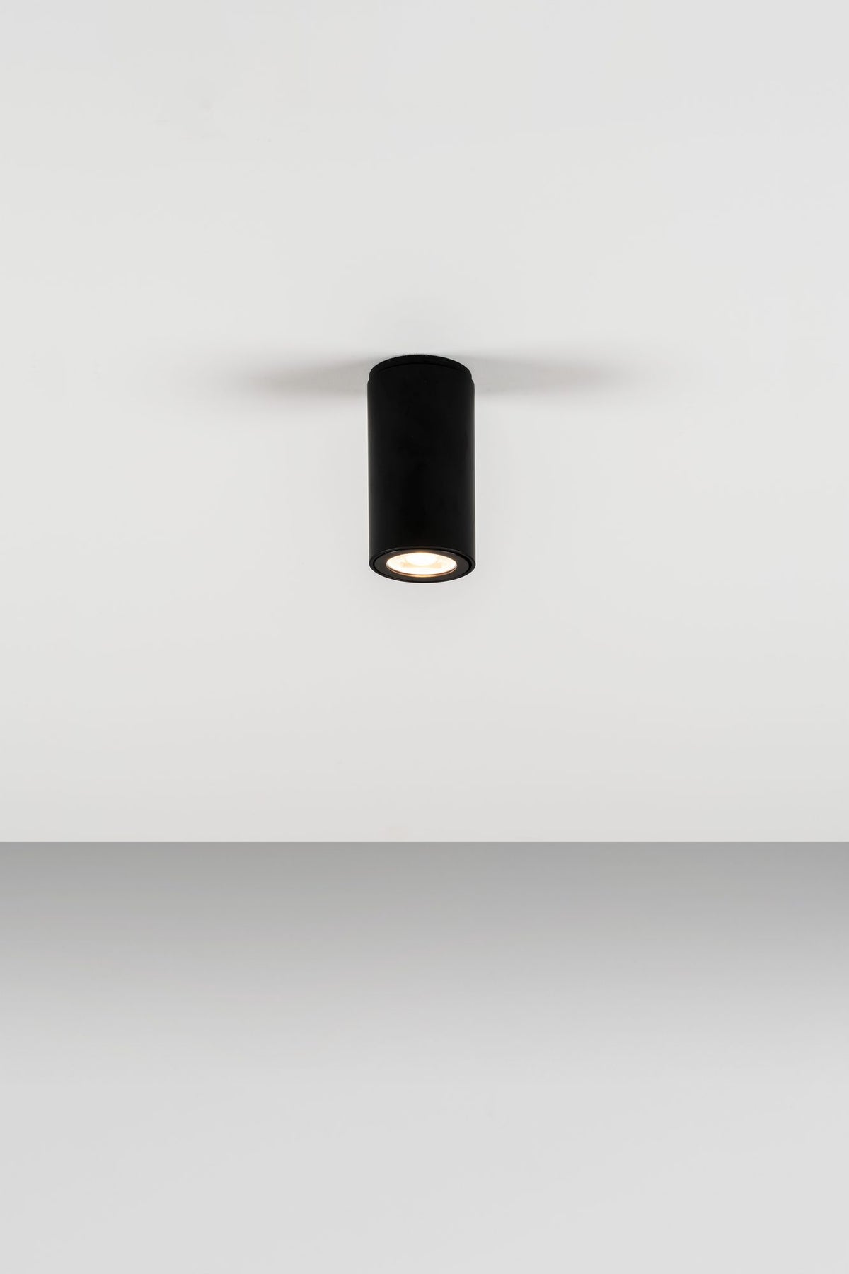 Plafón de techo 11 cm – Milan Kronn – cuerpo de zamak inyectado, 3 acabados