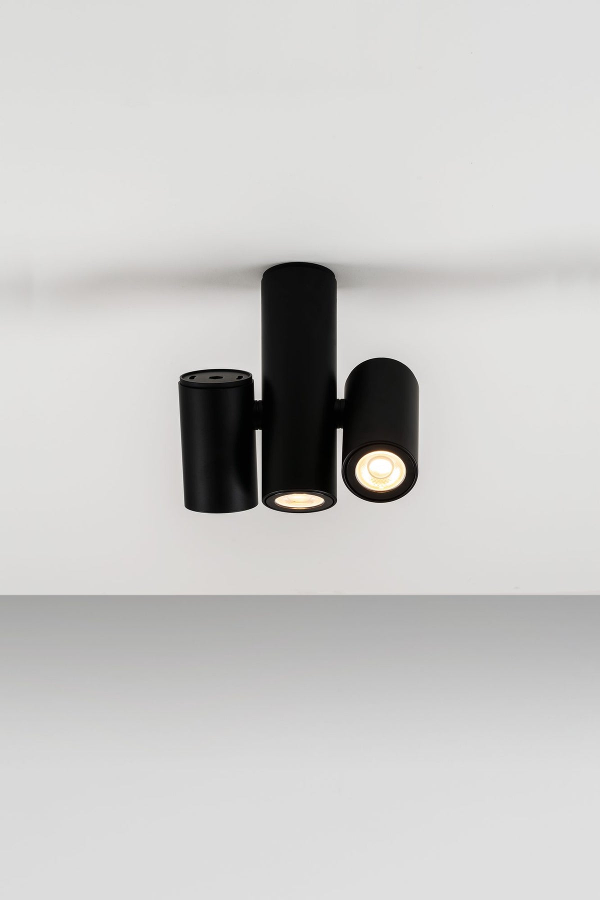 Plafón de techo de 3 luces – Milan Kronn – cuerpo de zamak inyectado, 3 acabados
