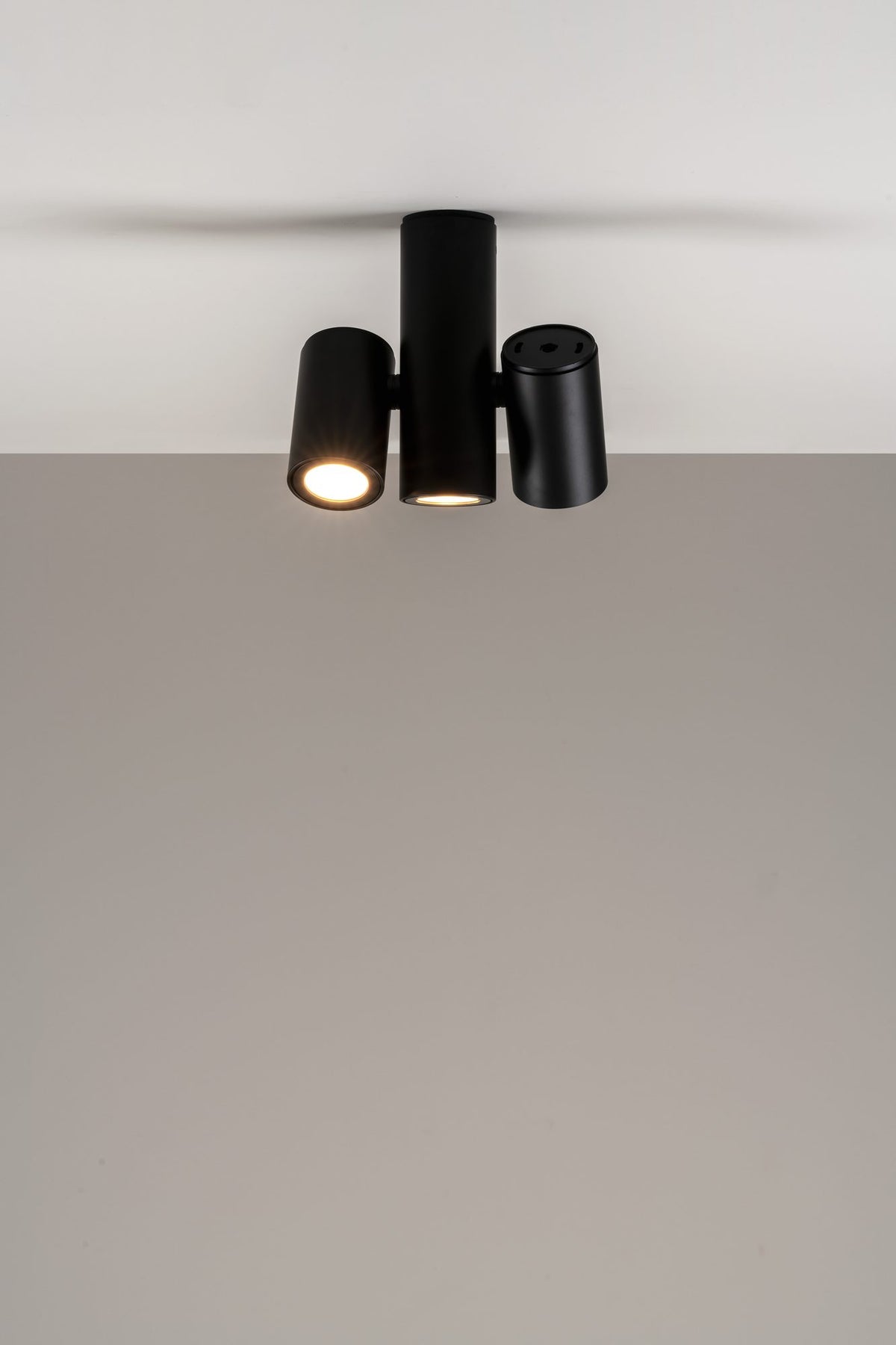 Plafón de techo de 3 luces – Milan Kronn – cuerpo de zamak inyectado, 3 acabados