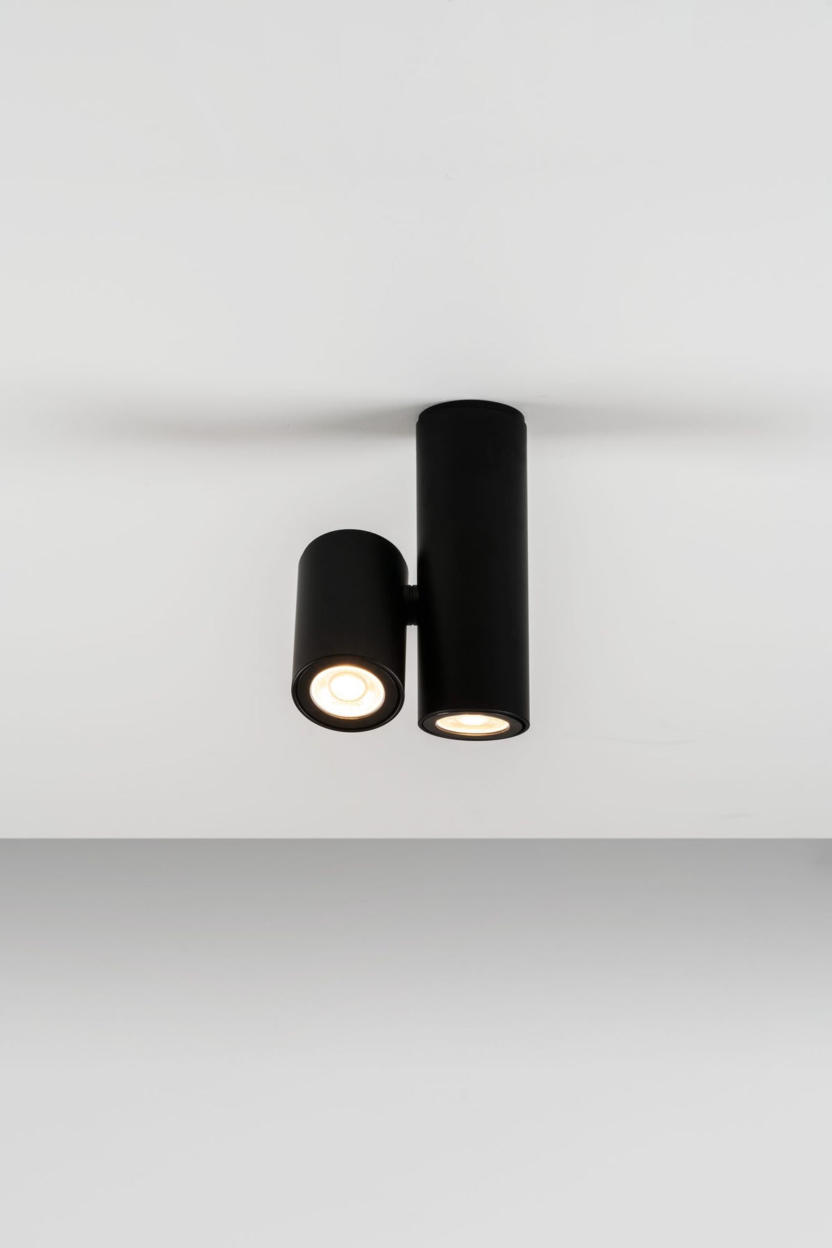 Plafón de techo de 2 luces – Milan Kronn – cuerpo de zamak inyectado, 3 acabados