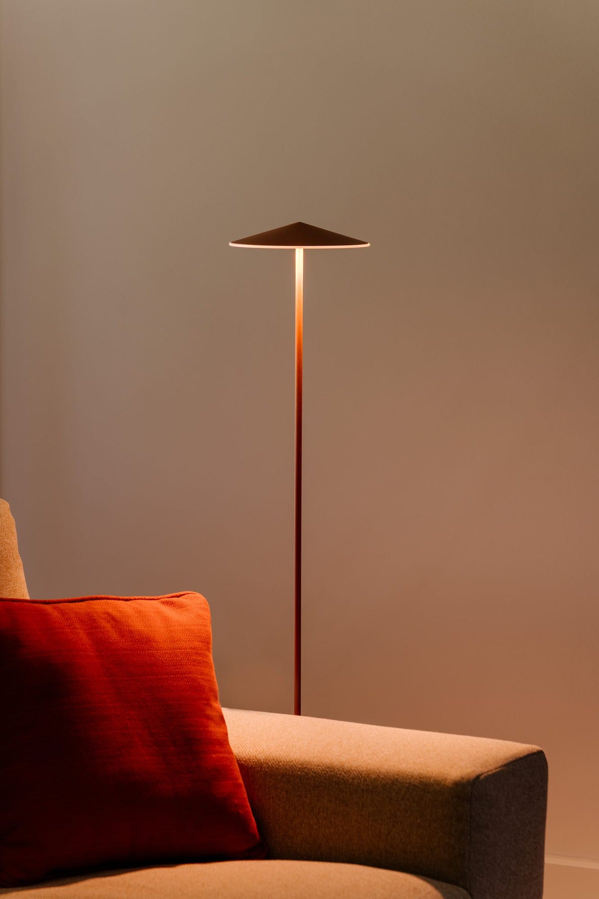 Lámpara de pie de salón 120 cm – Milan Pla – cuerpo de aluminio inyectado, 4 acabados