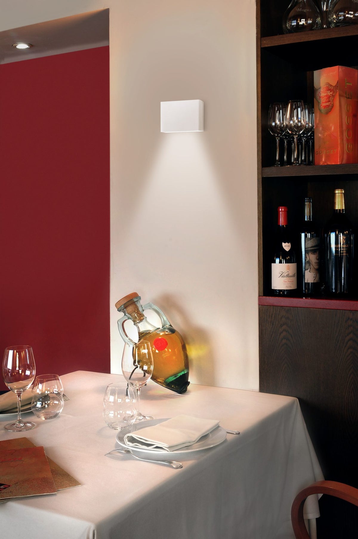 Aplique de pared con LED integrado – Milan O-tel – base de aluminio inyectado, también disponible numerado para hoteles, 3 acabados