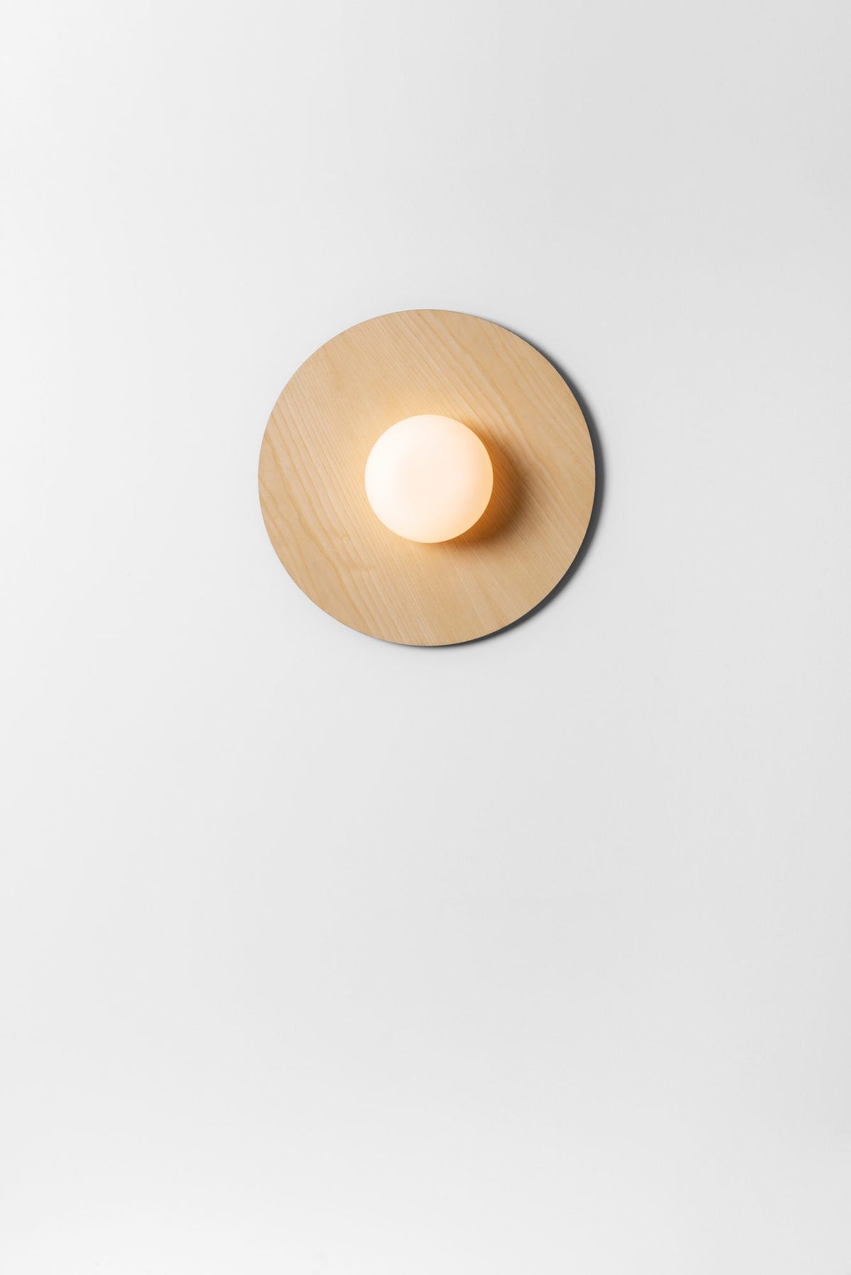 Aplique o plafón Ø40 cm – Milan Knock – base reversible en madera de fresno con globo de vidrio soplado