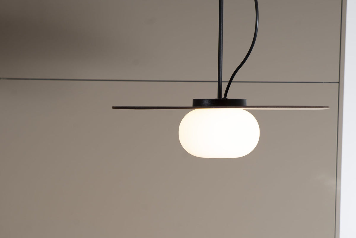 Lámpara colgante – Milan Knock – base reversible en madera de fresno con globo de vidrio soplado