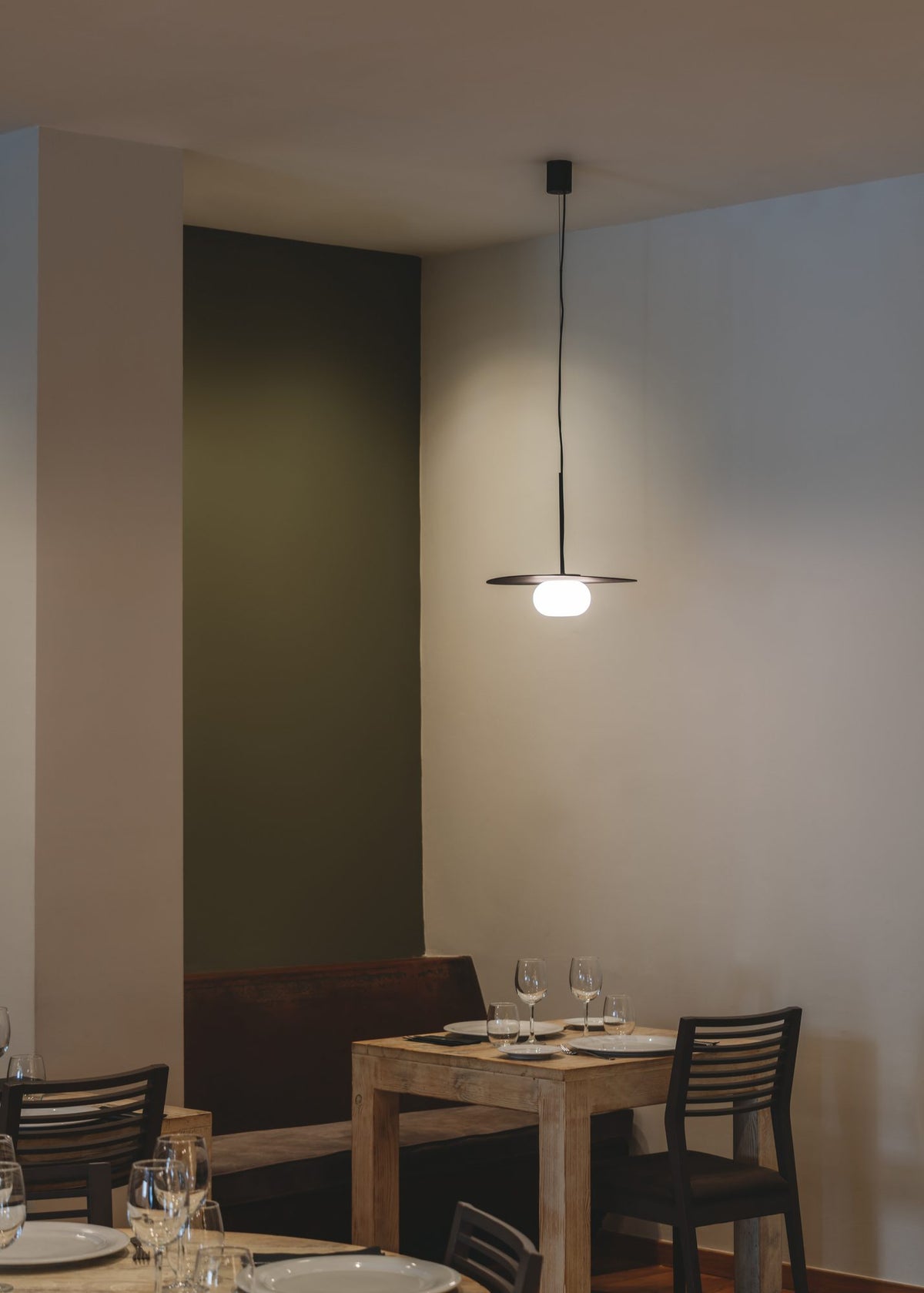 Lámpara colgante – Milan Knock – base reversible en madera de fresno con globo de vidrio soplado