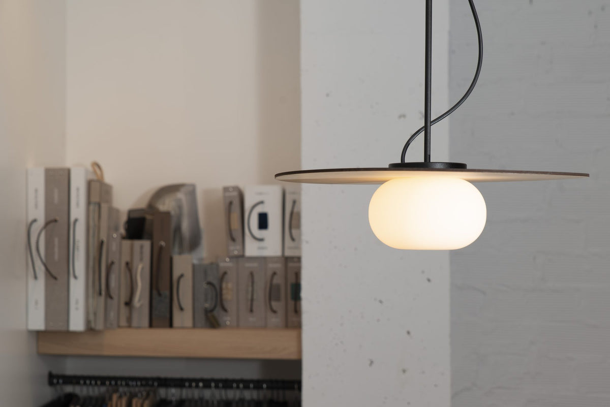 Lámpara colgante – Milan Knock – base reversible en madera de fresno con globo de vidrio soplado