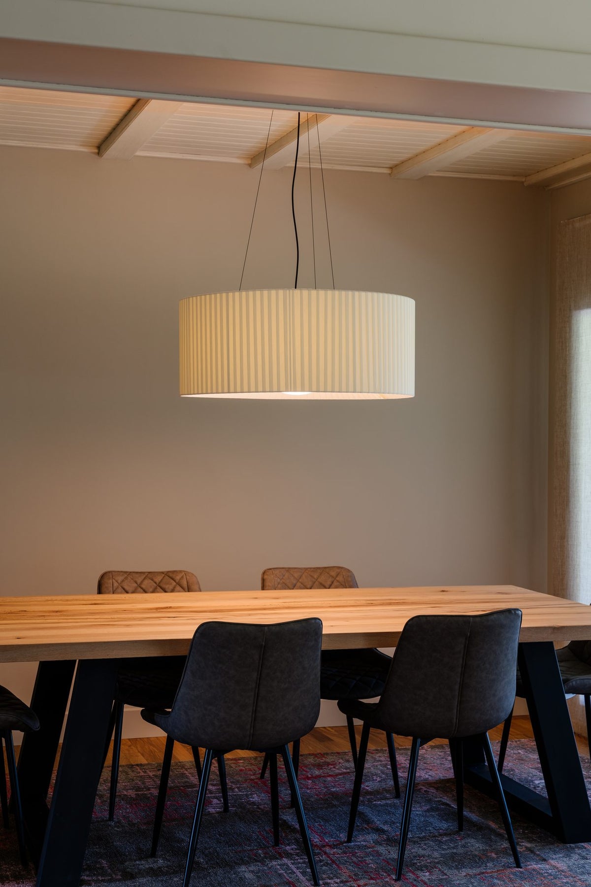 Plafón de techo – Milan Lap – pantalla de vidrio soplado envuelta en cintas trenzadas, acabado blanco con pantalla color crudo