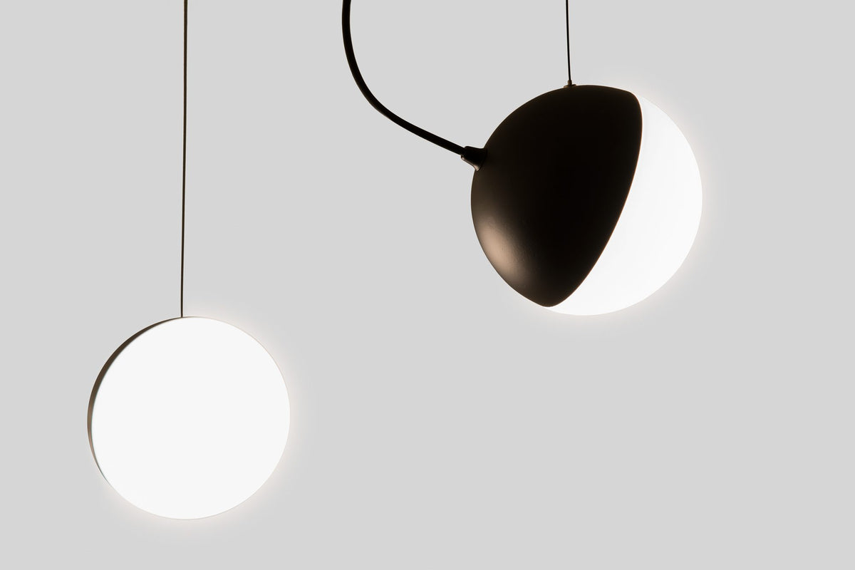 Lámpara colgante Ø16 cm – Milan Half – diseño escultórico giratorio, acabado negro texturado