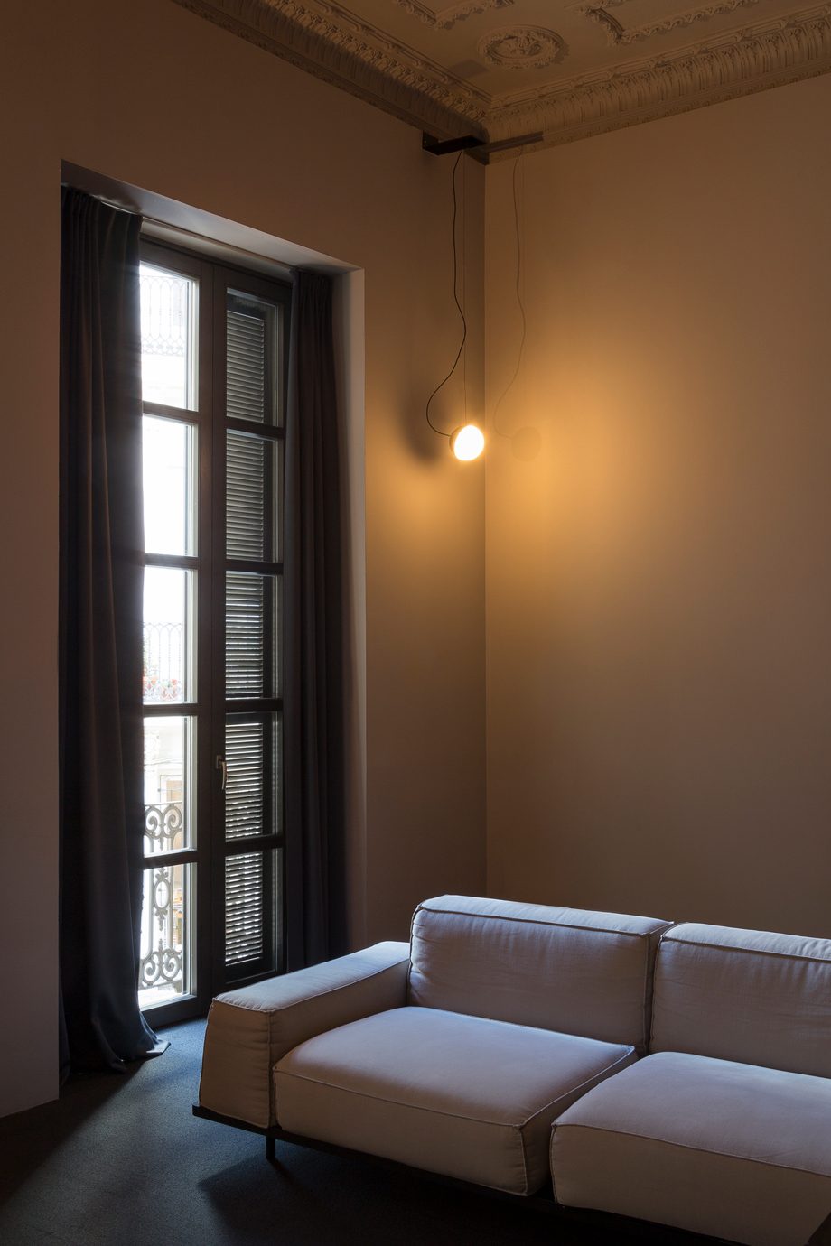 Lámpara colgante Ø16 cm – Milan Half – diseño escultórico giratorio, acabado negro texturado