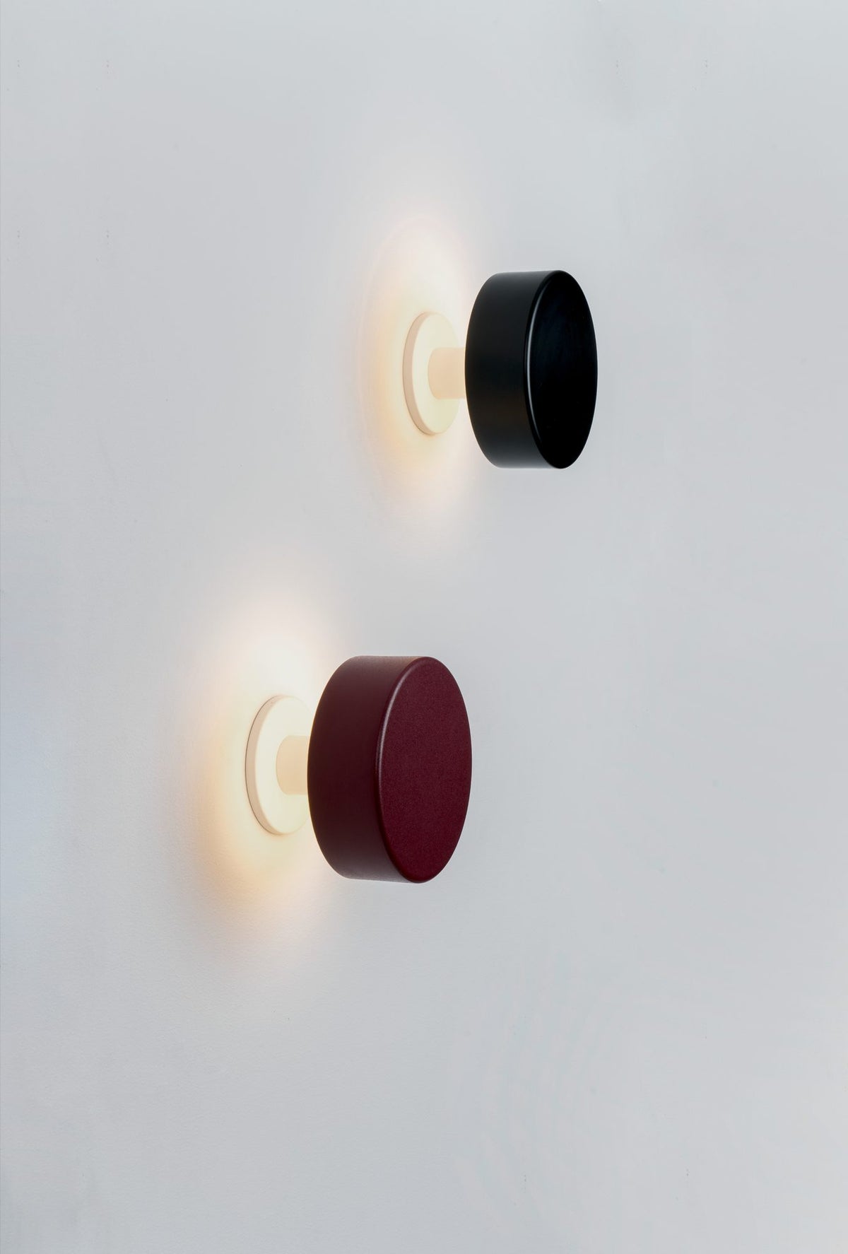Aplique de pared – Milan Peak – diseño de cilindros superpuestos en metal, 3 acabados
