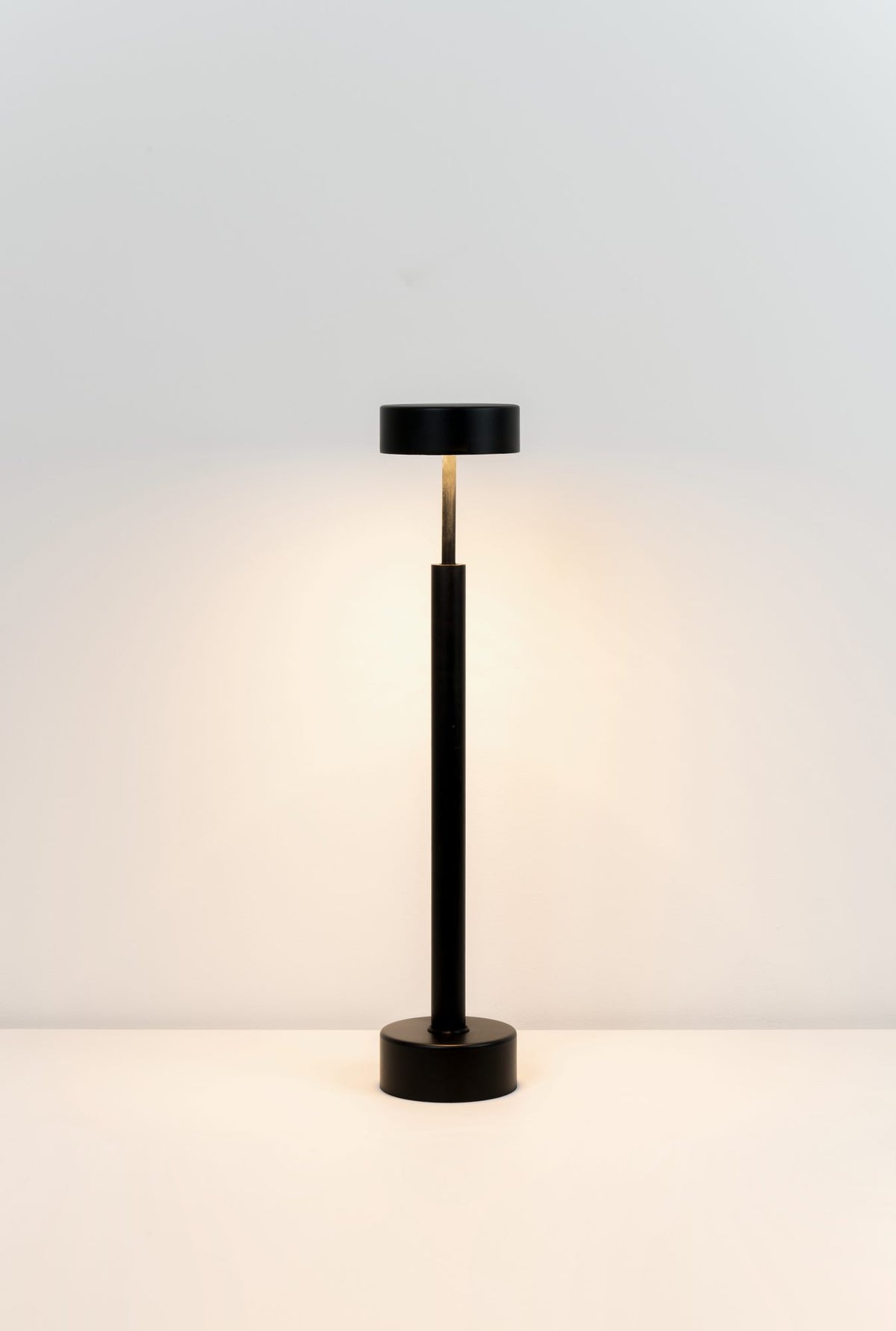 Lámpara de sobremesa – Milan Peak – diseño de cilindros superpuestos en metal, 3 acabados