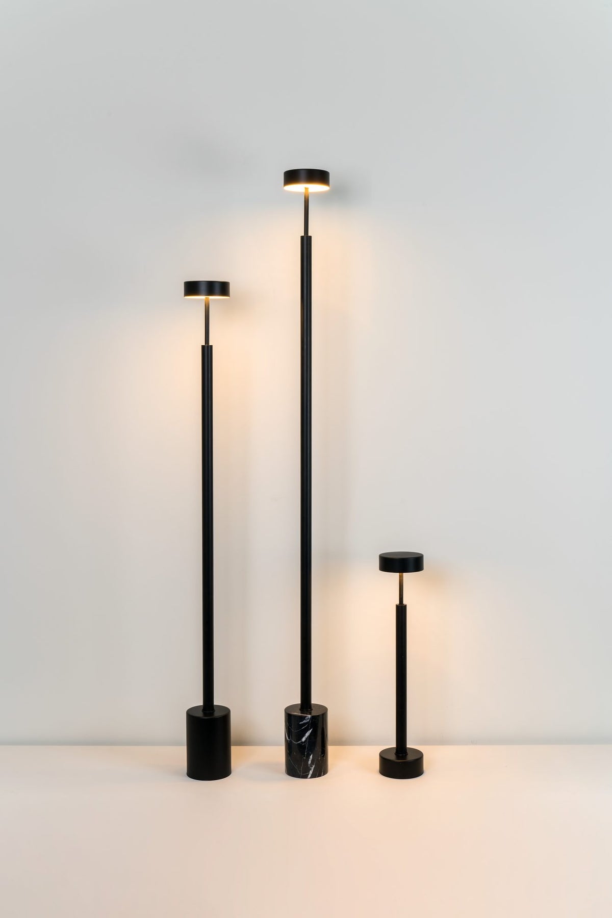Lámpara de pie de salón 130 cm – Milan Peak – diseño de cilindros superpuestos en metal, 3 acabados