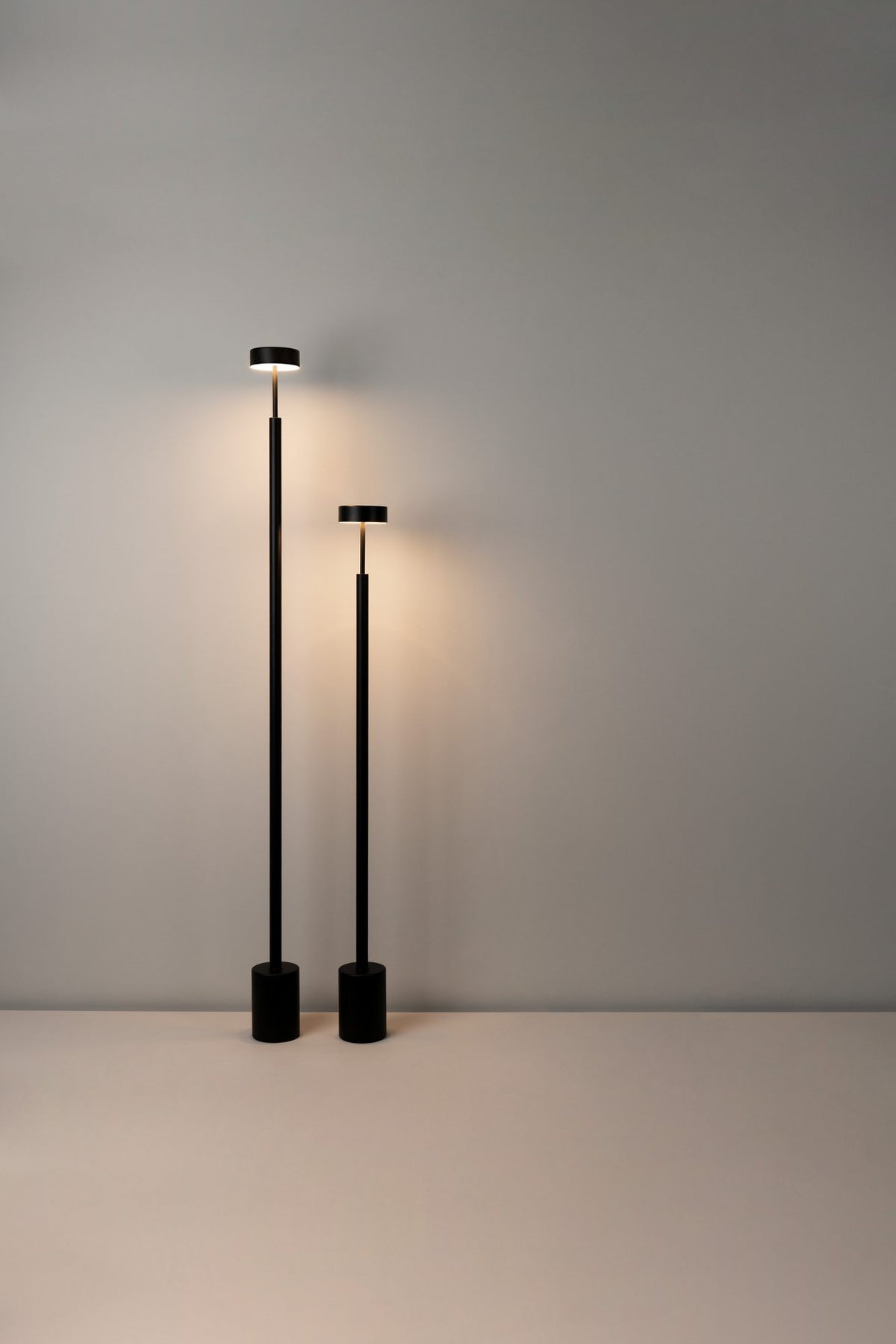 Lámpara de pie de salón 130 cm – Milan Peak – diseño de cilindros superpuestos en metal, 3 acabados