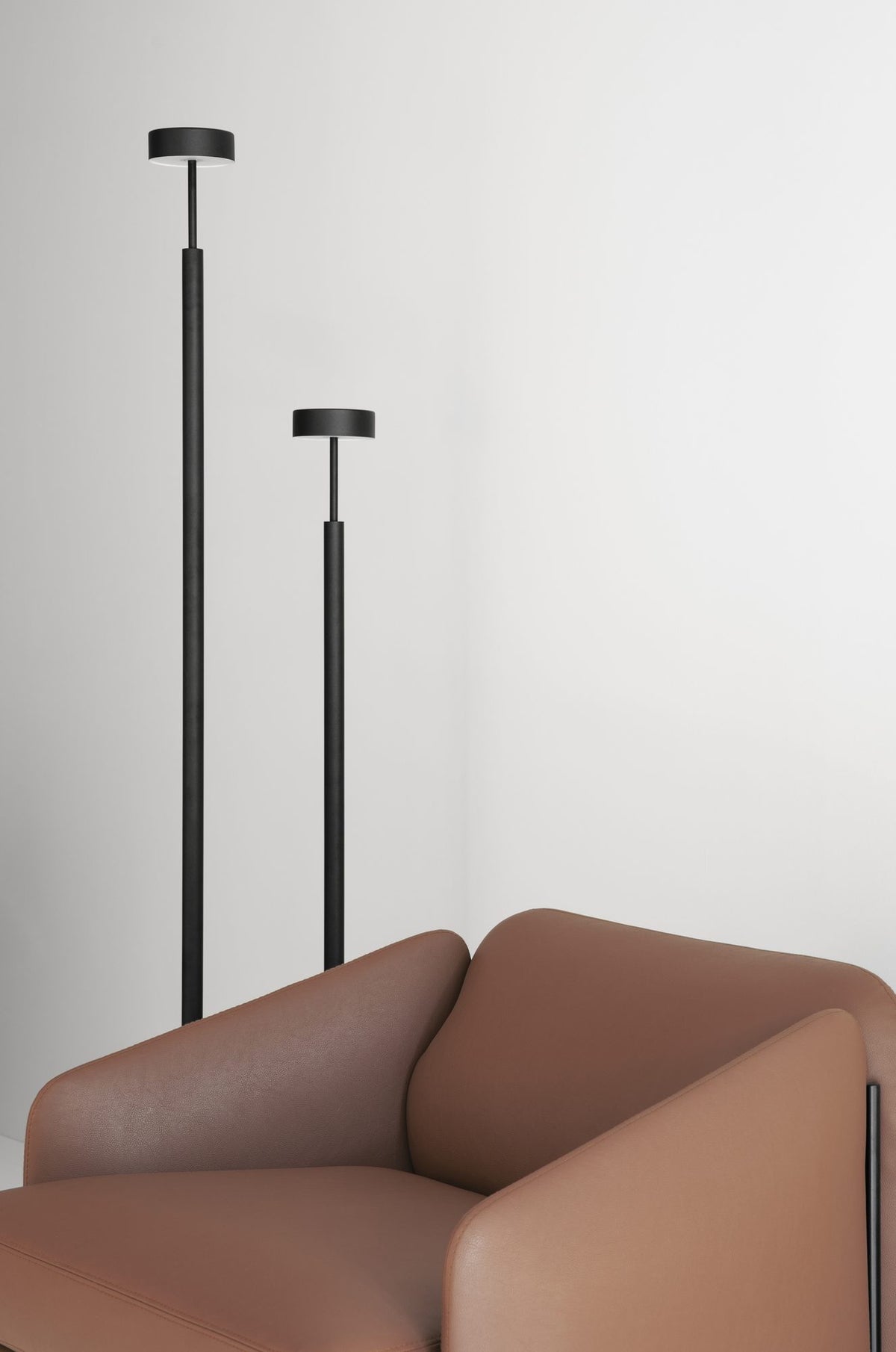 Lámpara de pie de salón 130 cm – Milan Peak – diseño de cilindros superpuestos en metal, 3 acabados