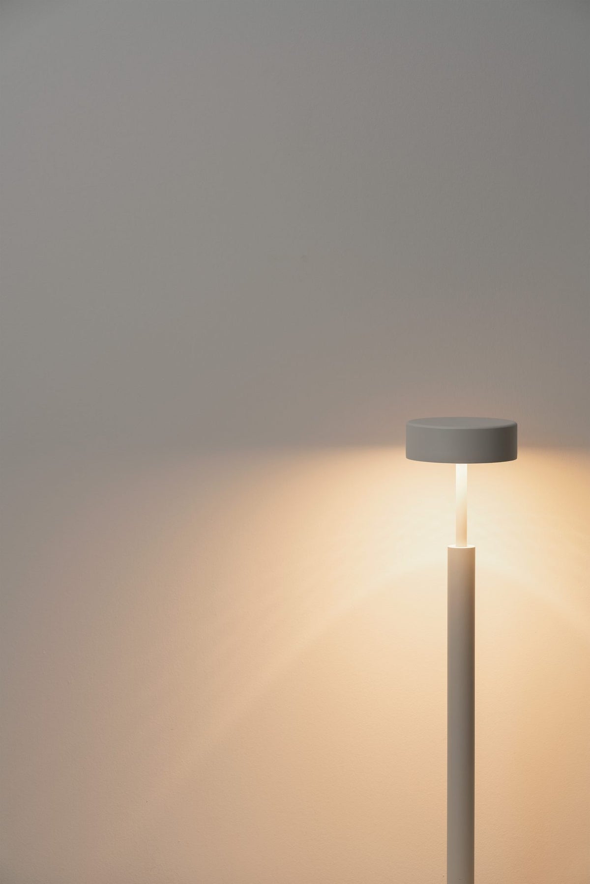 Lámpara de pie de salón 130 cm – Milan Peak – diseño de cilindros superpuestos en metal, 3 acabados