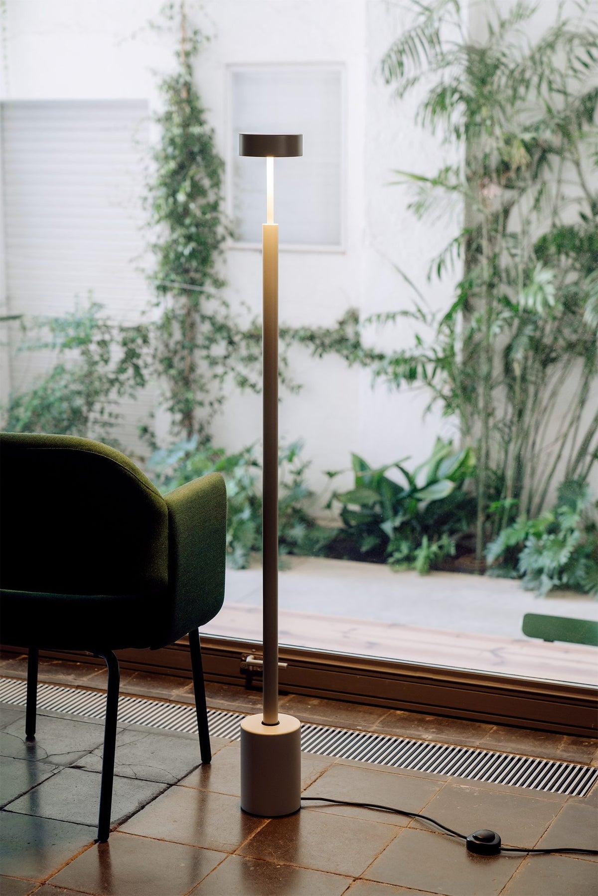 Lámpara de pie de salón 130 cm – Milan Peak – diseño de cilindros superpuestos en metal, 3 acabados