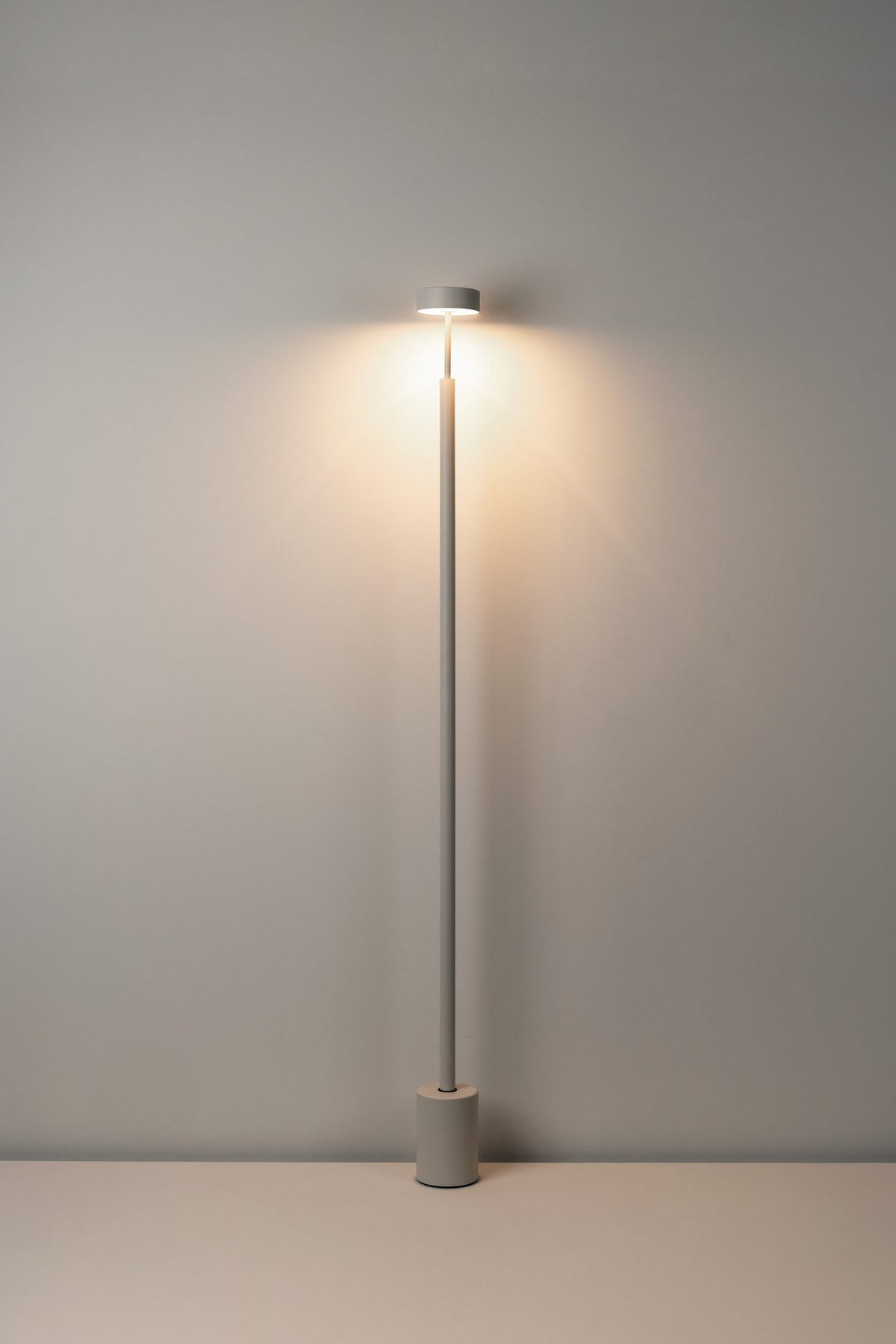Lámpara de pie de salón 130 cm – Milan Peak – diseño de cilindros superpuestos en metal, 3 acabados