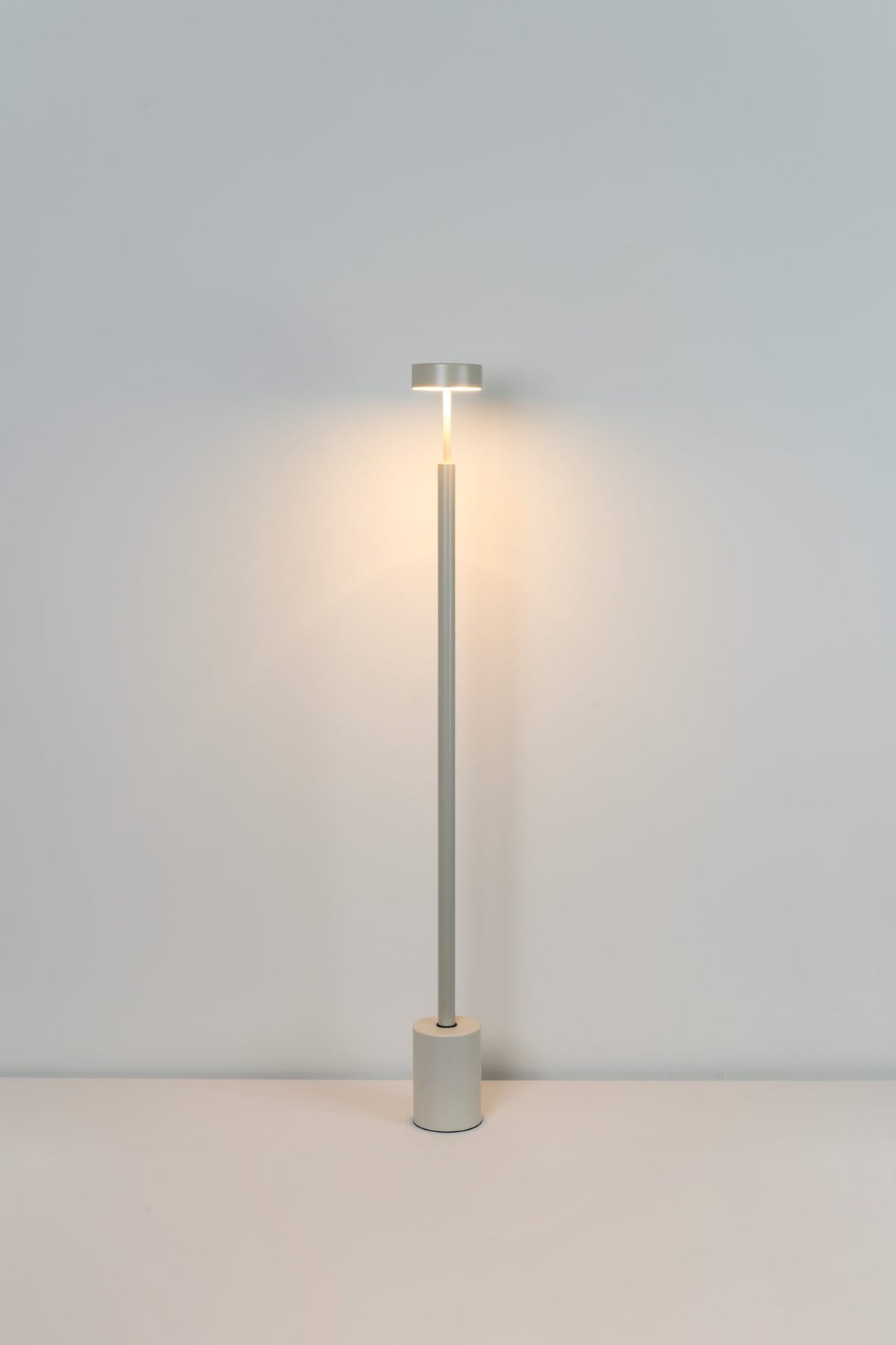 Lámpara de pie de salón 130 cm – Milan Peak – diseño de cilindros superpuestos en metal, 3 acabados