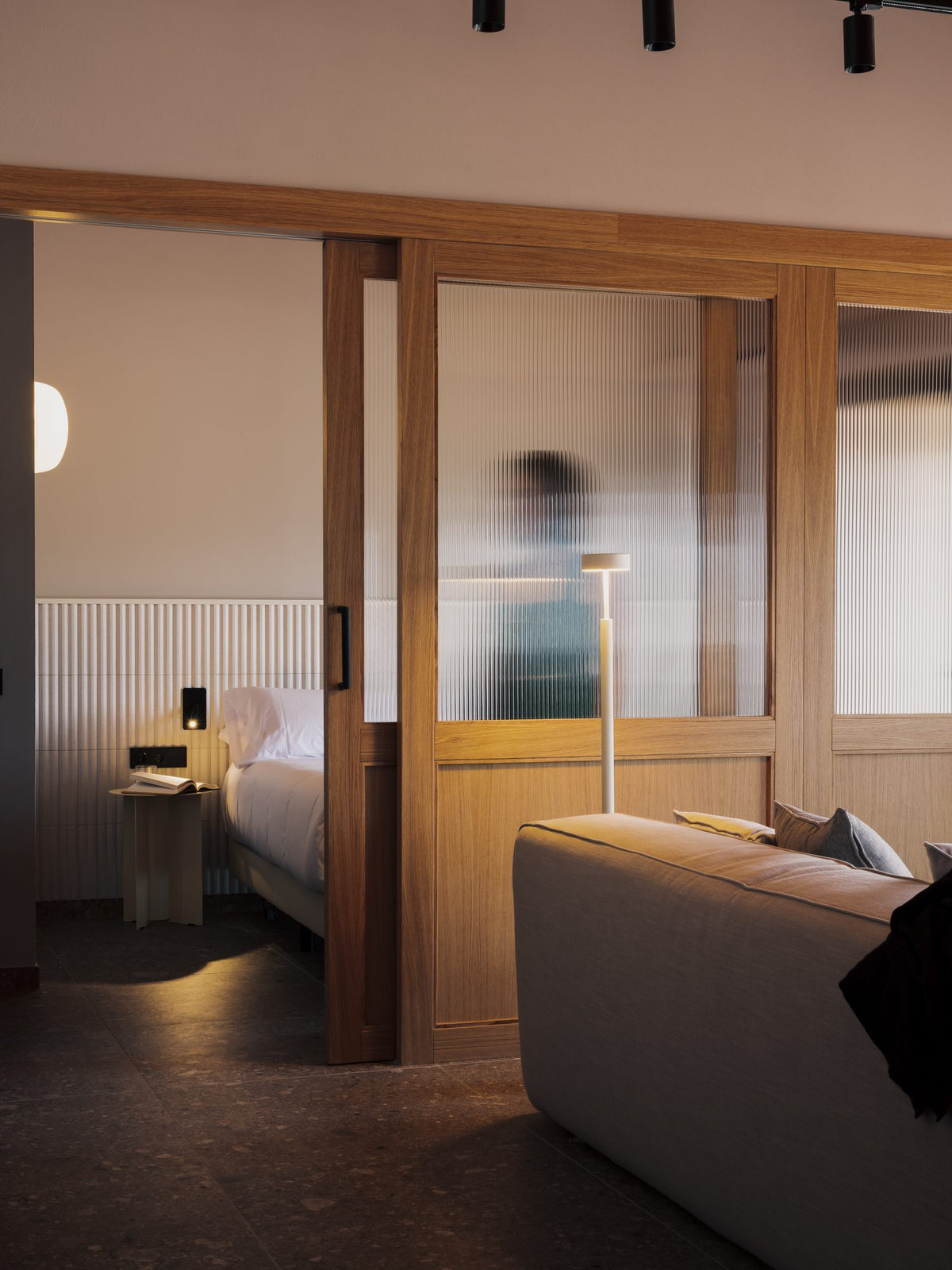 Lámpara de pie de salón 130 cm – Milan Peak – diseño de cilindros superpuestos en metal, 3 acabados