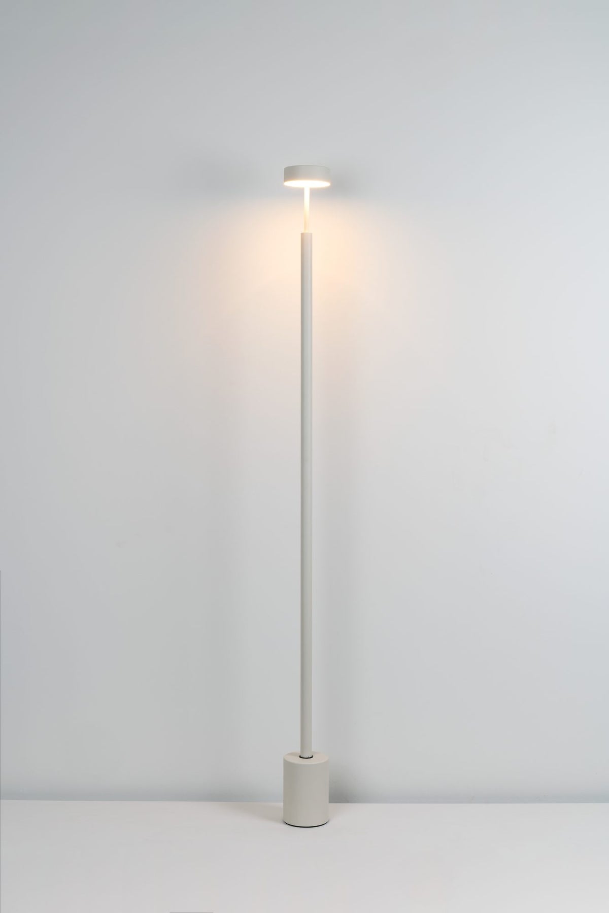 Lámpara de pie de salón 170 cm – Milan Peak – diseño cilíndrico en tela, 3 acabados