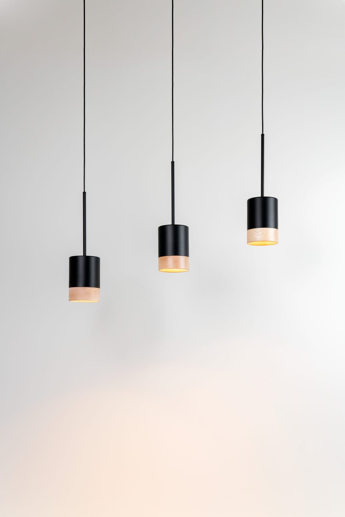 Lámpara colgante – Milan Third – detalle en madera de fresno, acabado negro texturado