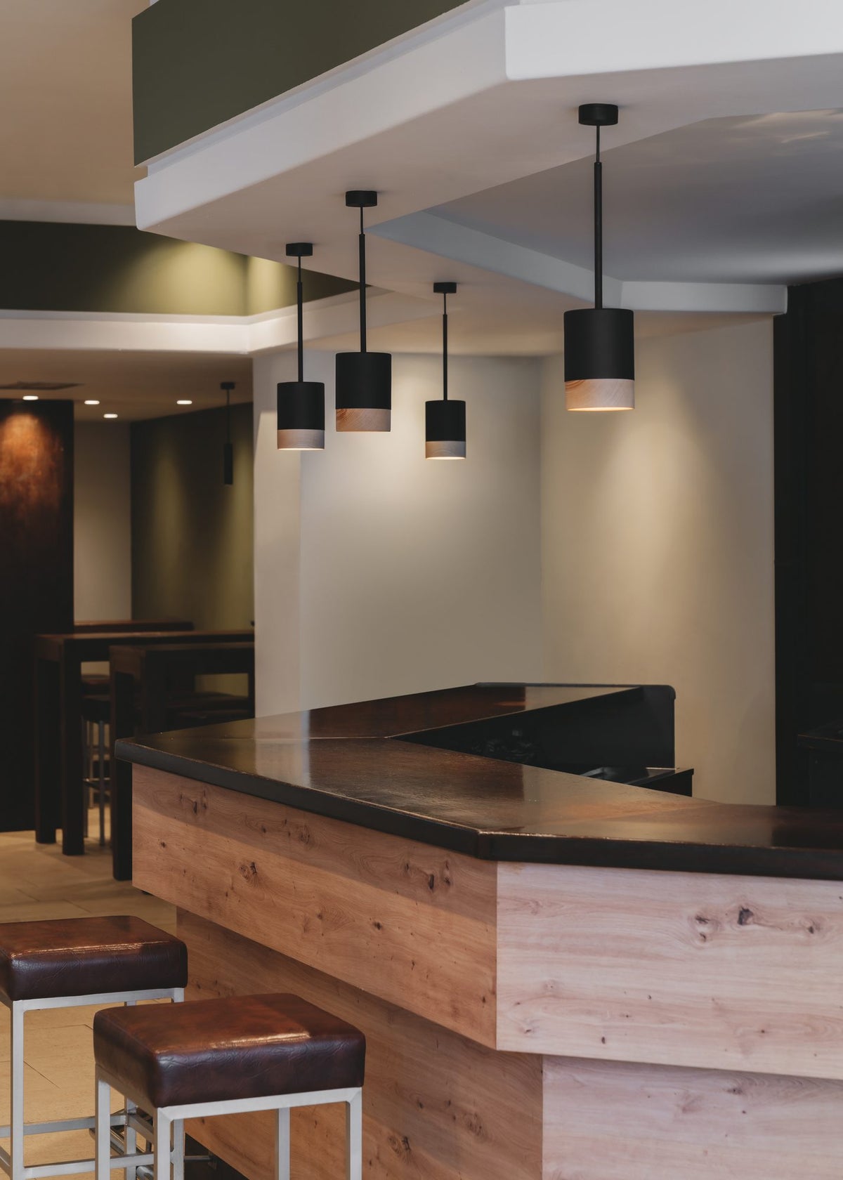 Lámpara colgante – Milan Third – detalle en madera de fresno, acabado negro texturado