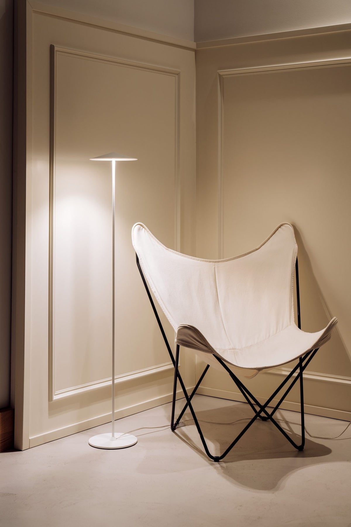 Lámpara de pie de salón 120 cm – Milan Pla – cuerpo de aluminio inyectado, 4 acabados