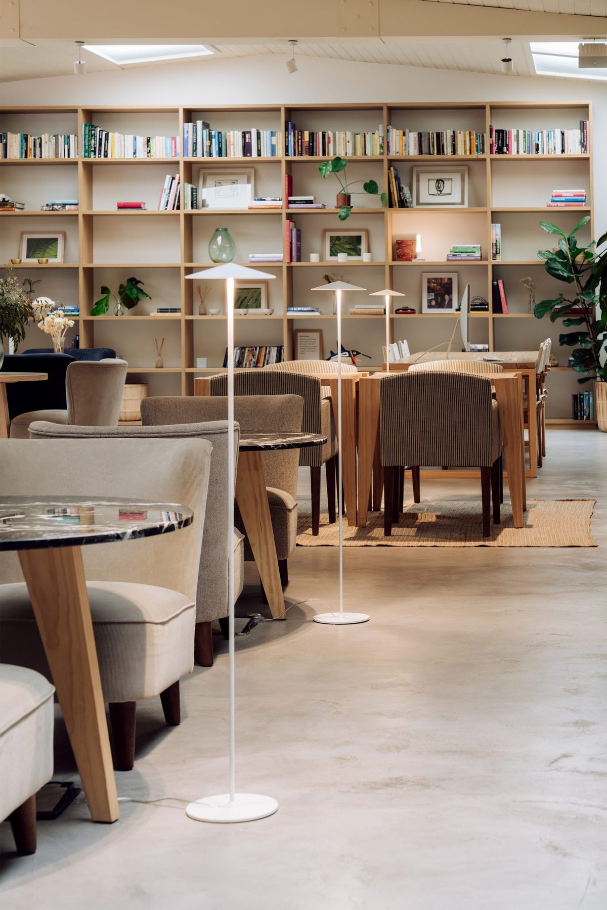 Lámpara de pie de salón 120 cm – Milan Pla – cuerpo de aluminio inyectado, 4 acabados
