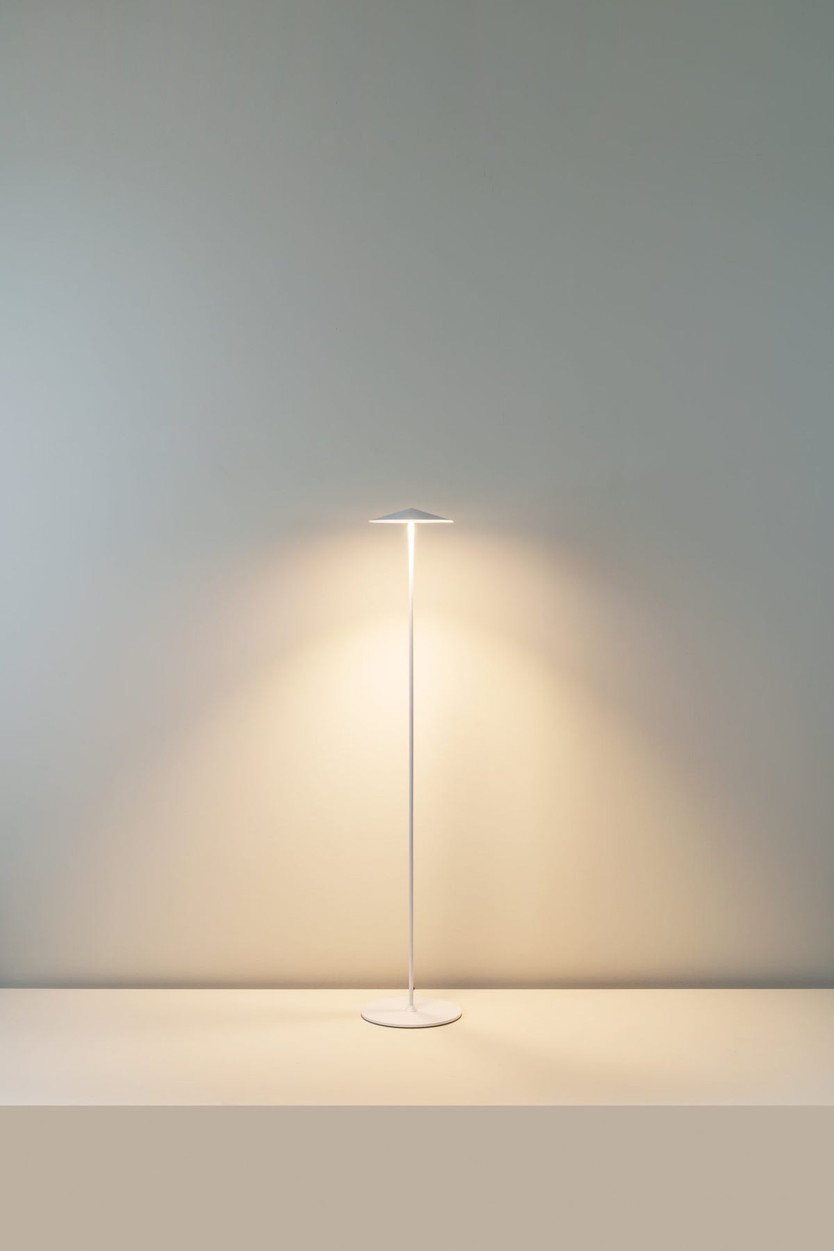 Lámpara de pie de salón 120 cm – Milan Pla – cuerpo de aluminio inyectado, 4 acabados