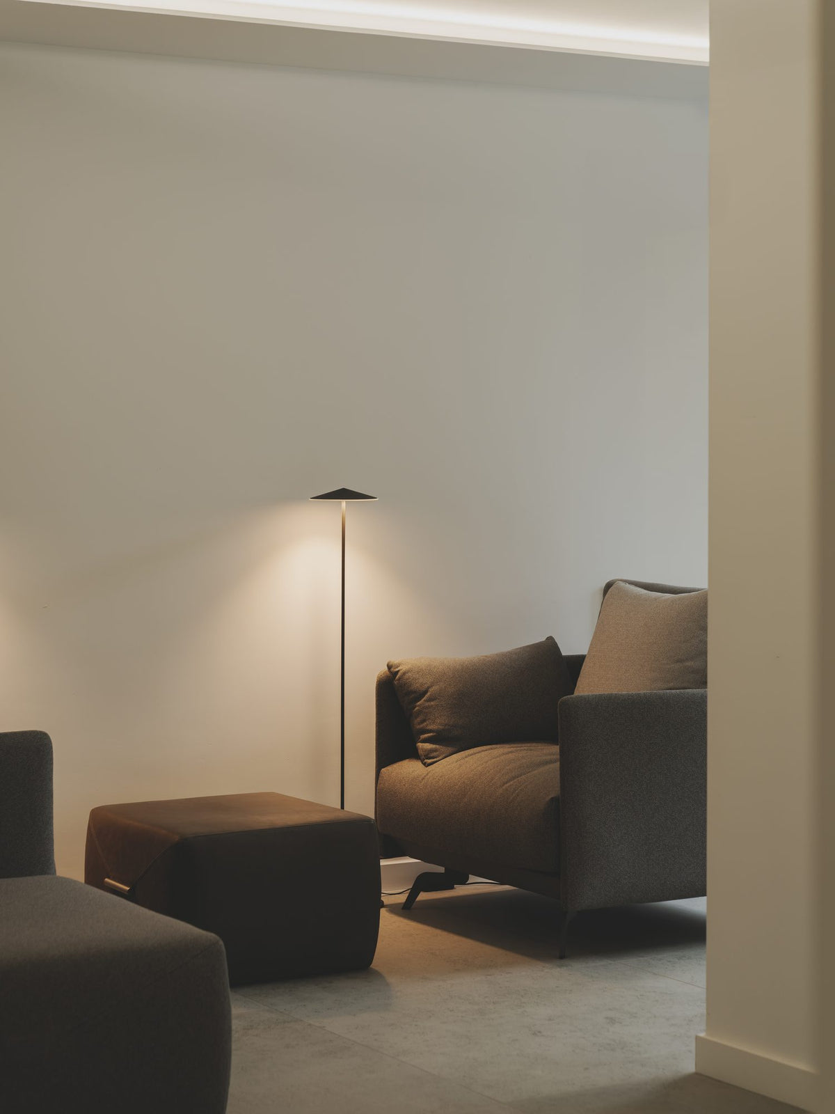 Lámpara de pie de salón 120 cm – Milan Pla – cuerpo de aluminio inyectado, 4 acabados