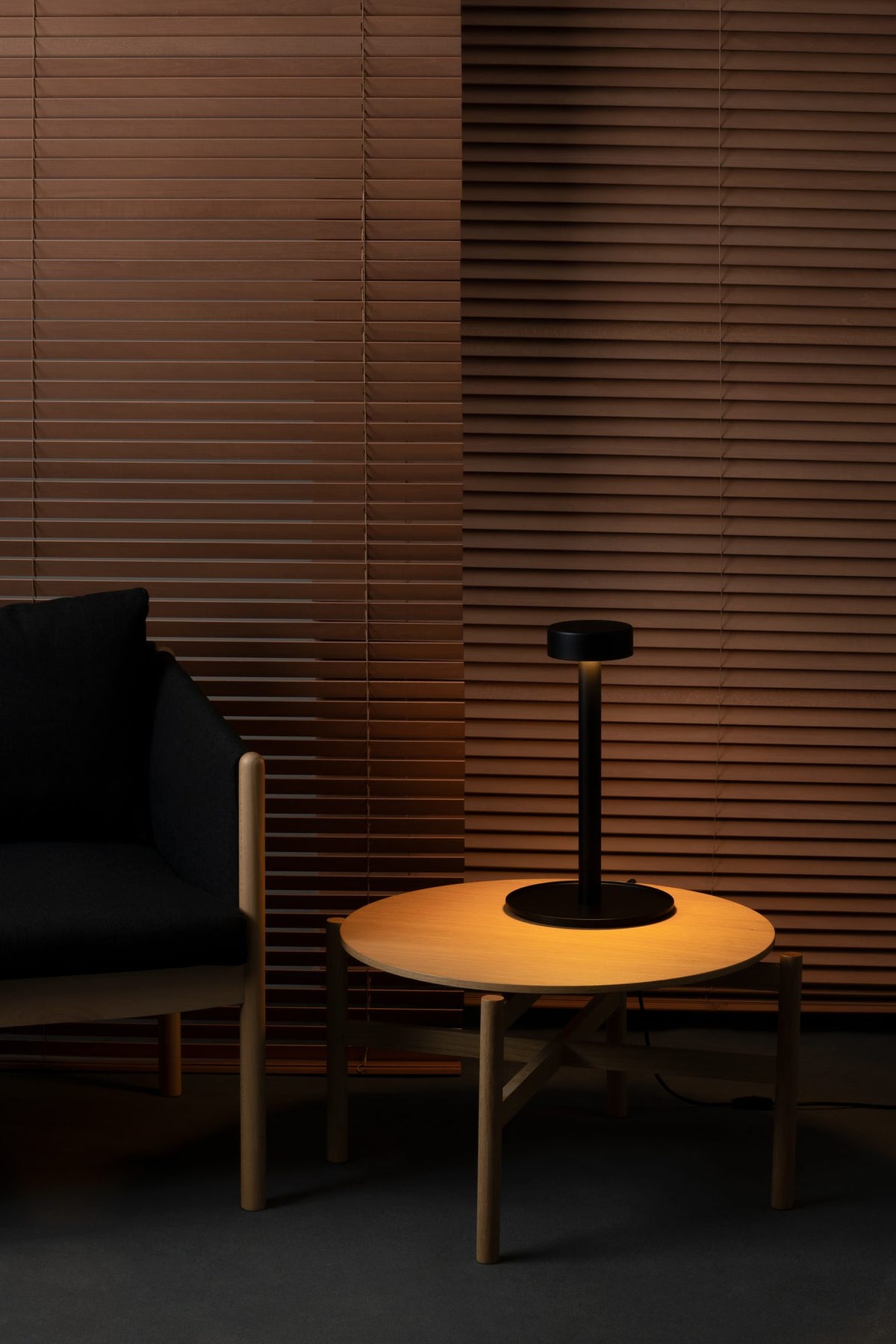 Lámpara de sobremesa – Milan Peak Lane – diseño LED en acero, acabado negro texturado