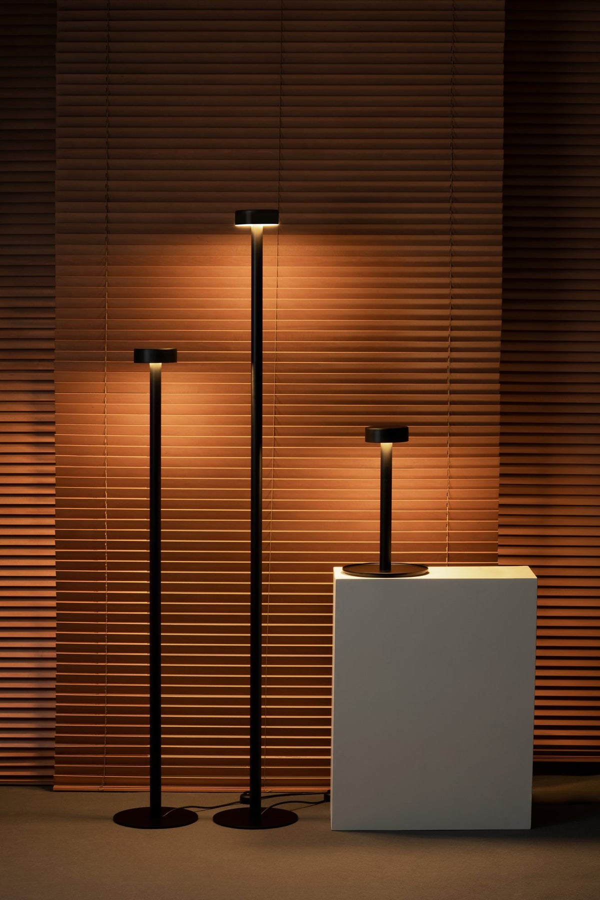 Lámpara de pie de salón 130 cm – Milan Peak Lane – diseño LED en acero, acabado negro texturado