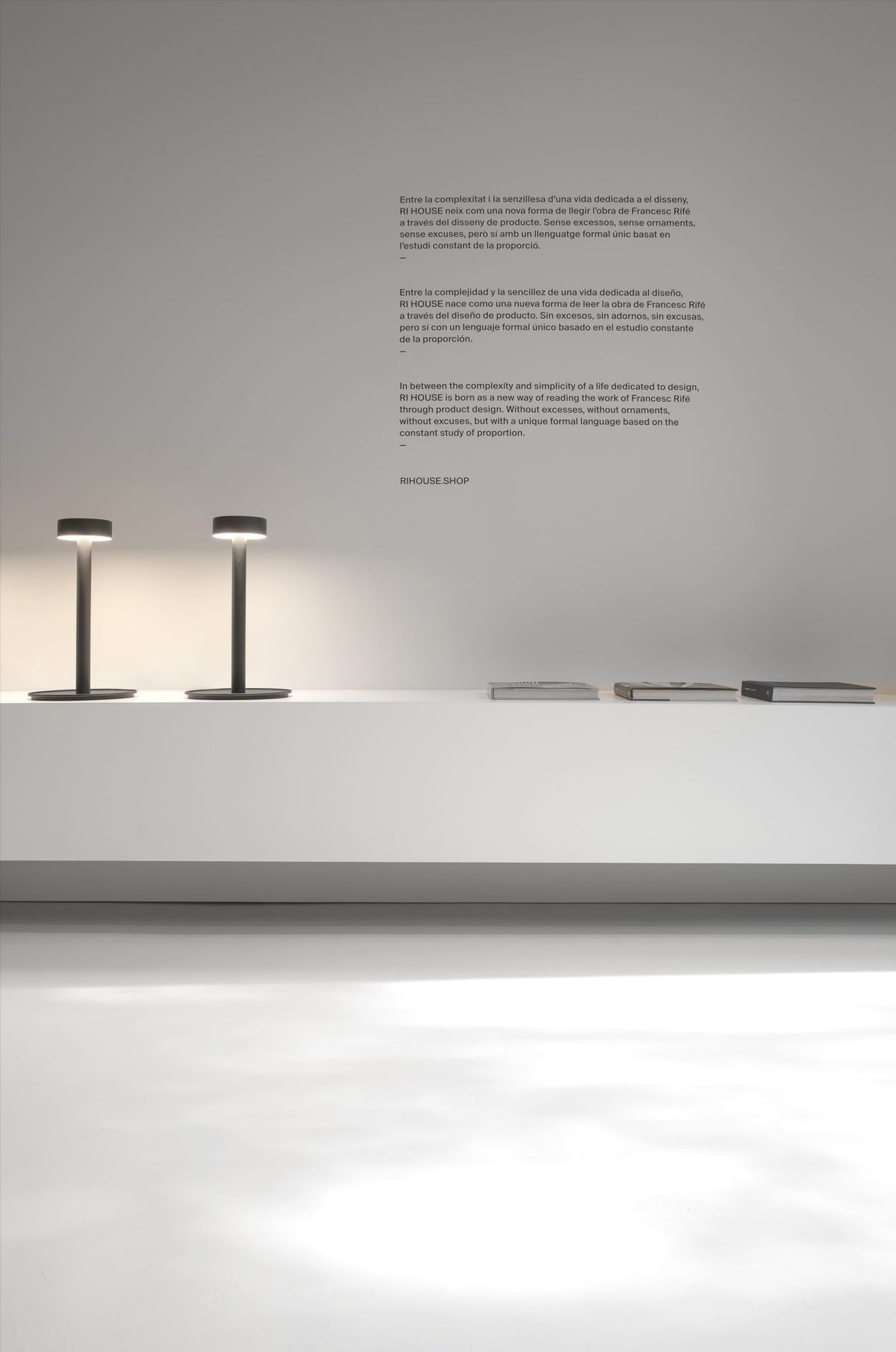 Lámpara de sobremesa – Milan Peak Lane – diseño LED en acero, acabado negro texturado