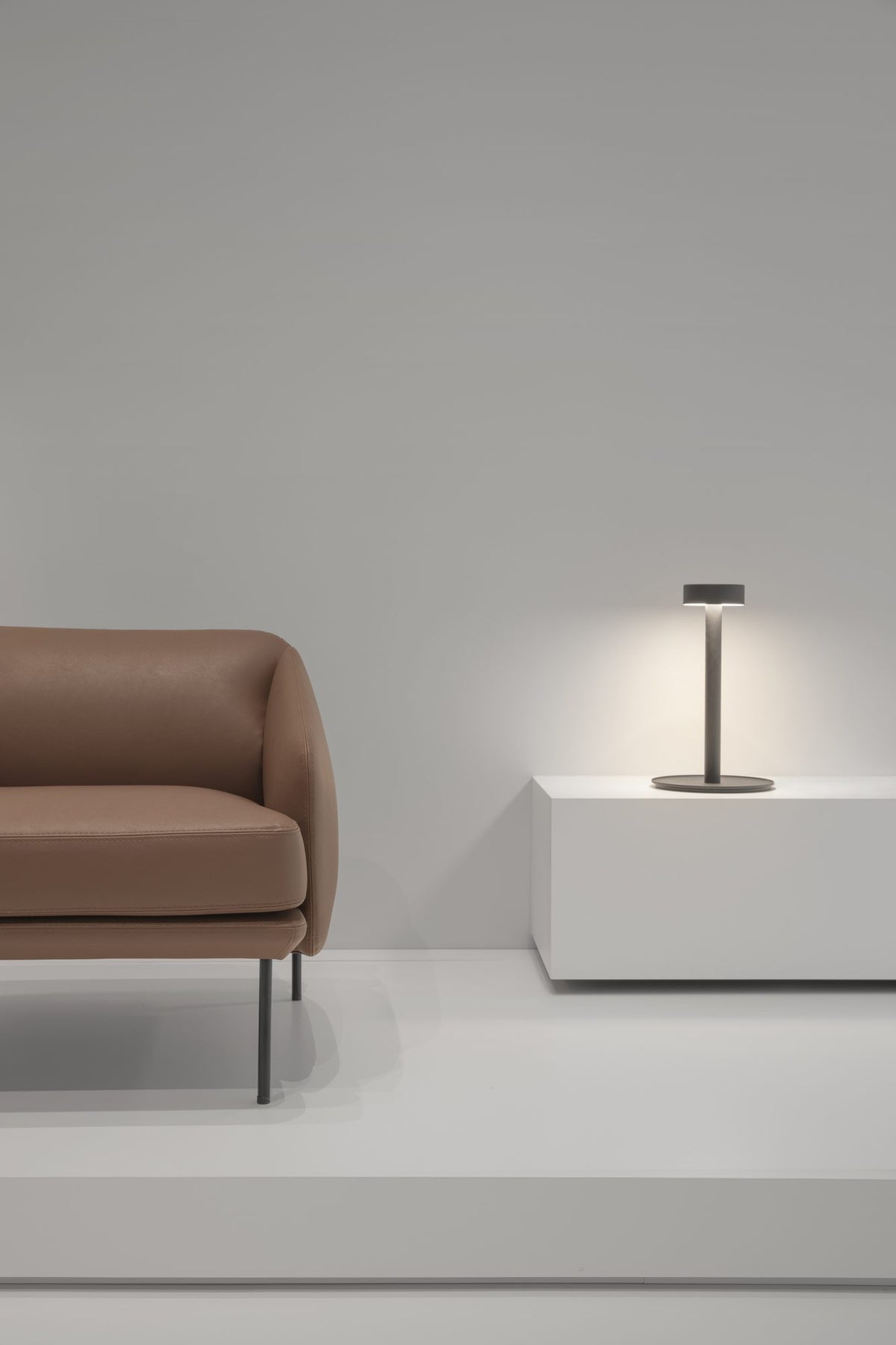 Lámpara de sobremesa – Milan Peak Lane – diseño LED en acero, acabado negro texturado